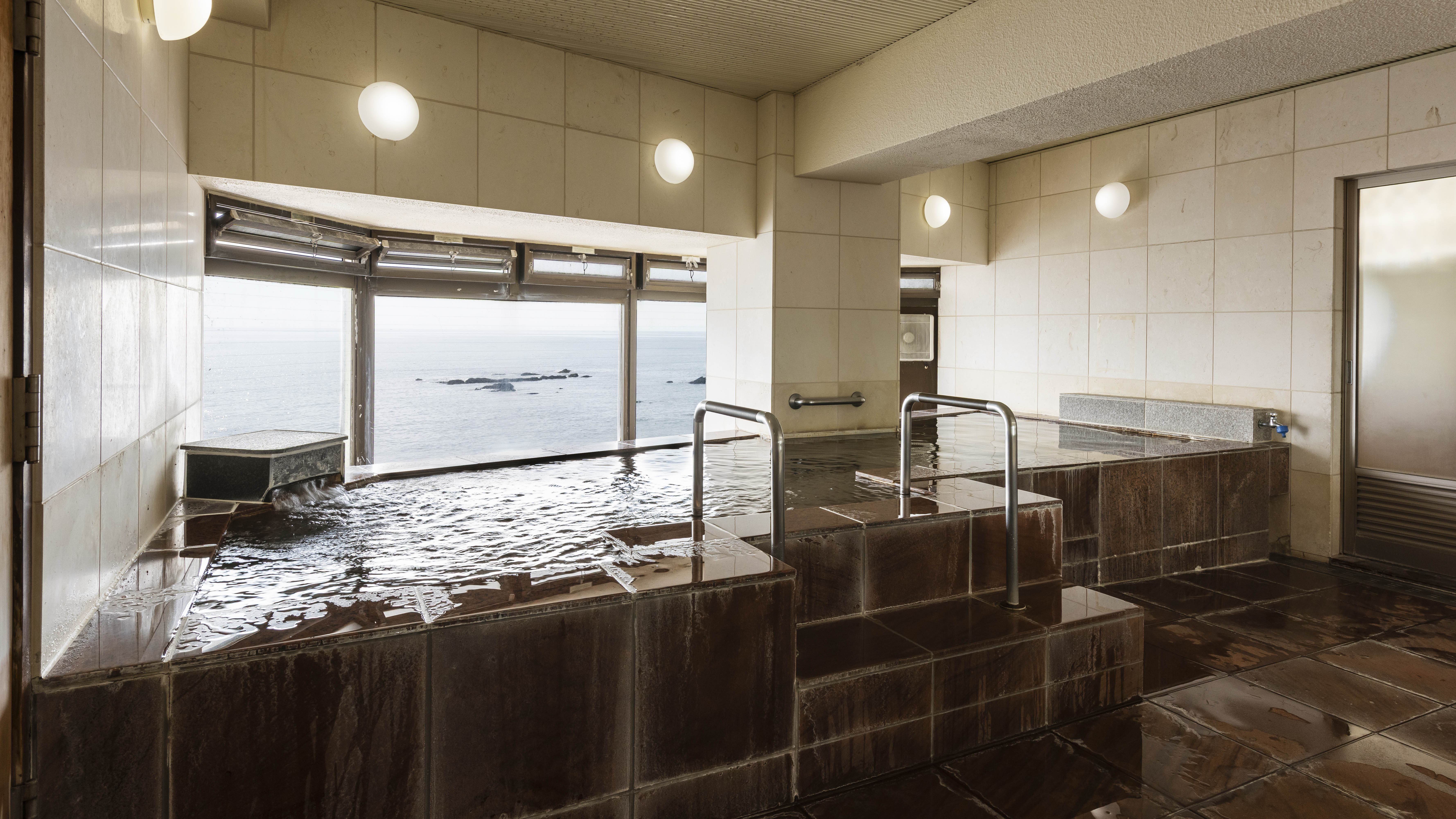 【女性展望風呂】小さめですが相模湾を一望。日没前または朝の入浴がおすすめです。