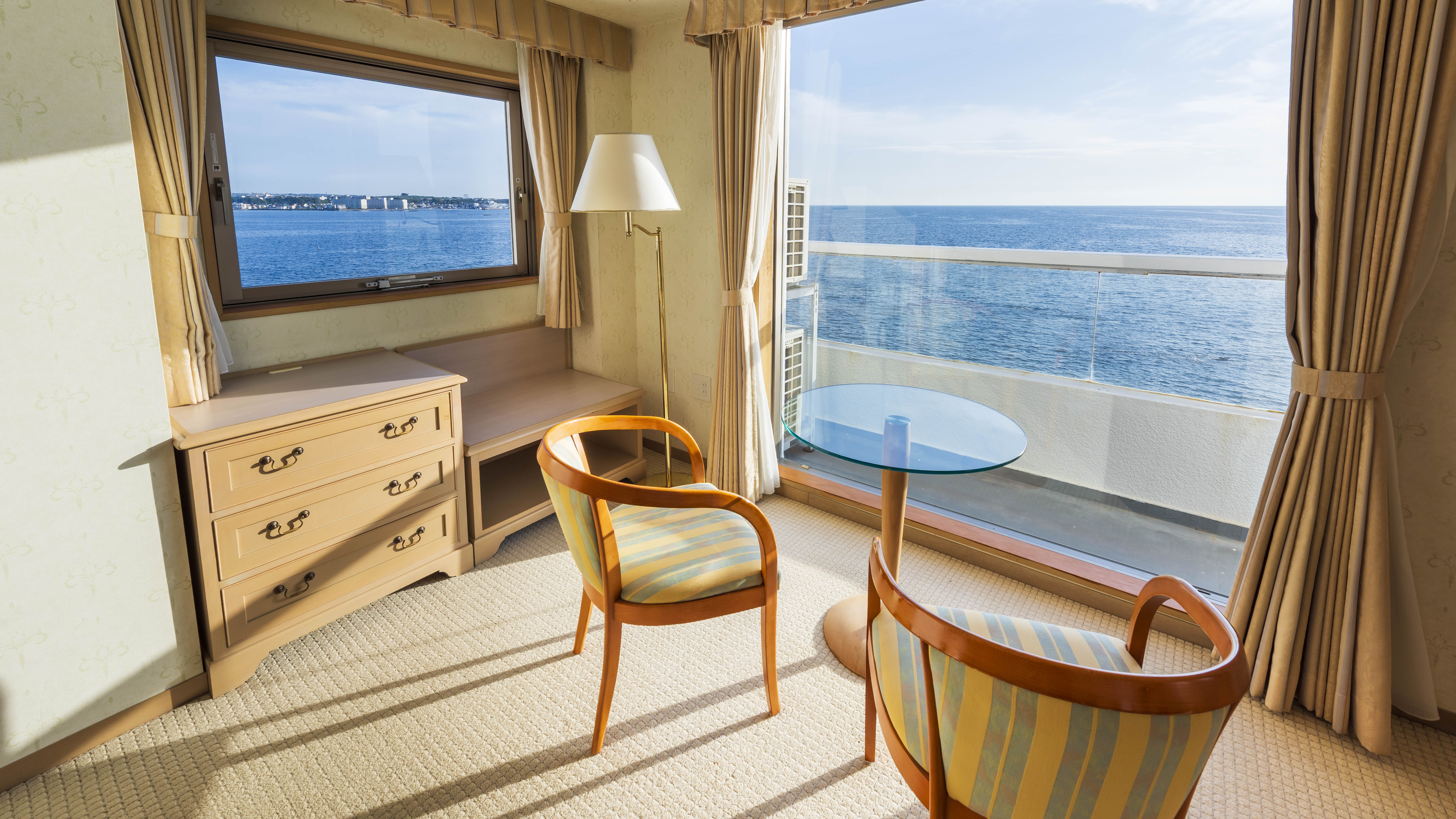 【スイートルーム】窓からは相模湾が一望。真下は相模湾です。行き交うボートやヨットをご覧ください。