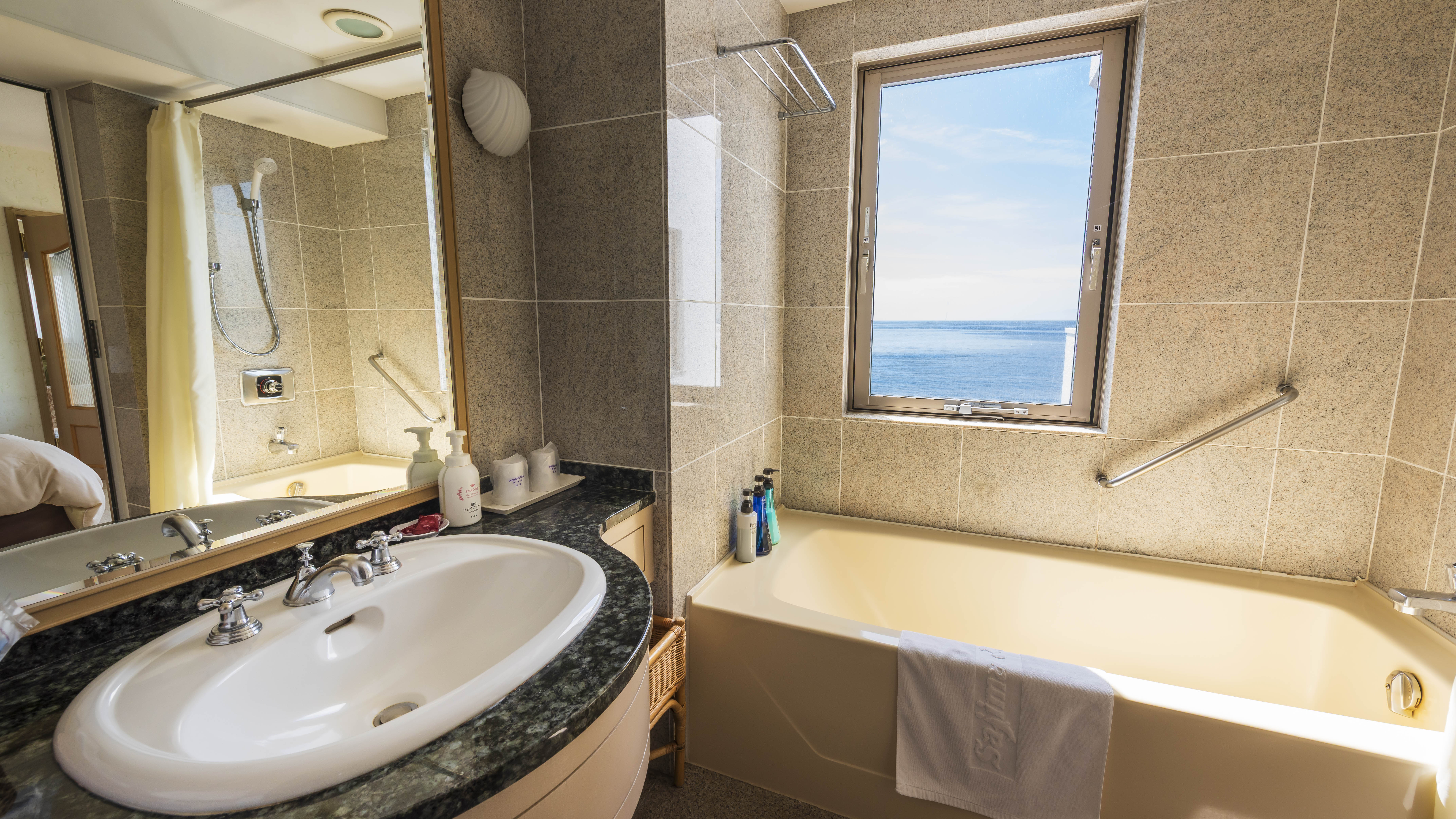 【スイートルーム】バスルームからも海がご覧いただけます。朝の入浴は格別です。