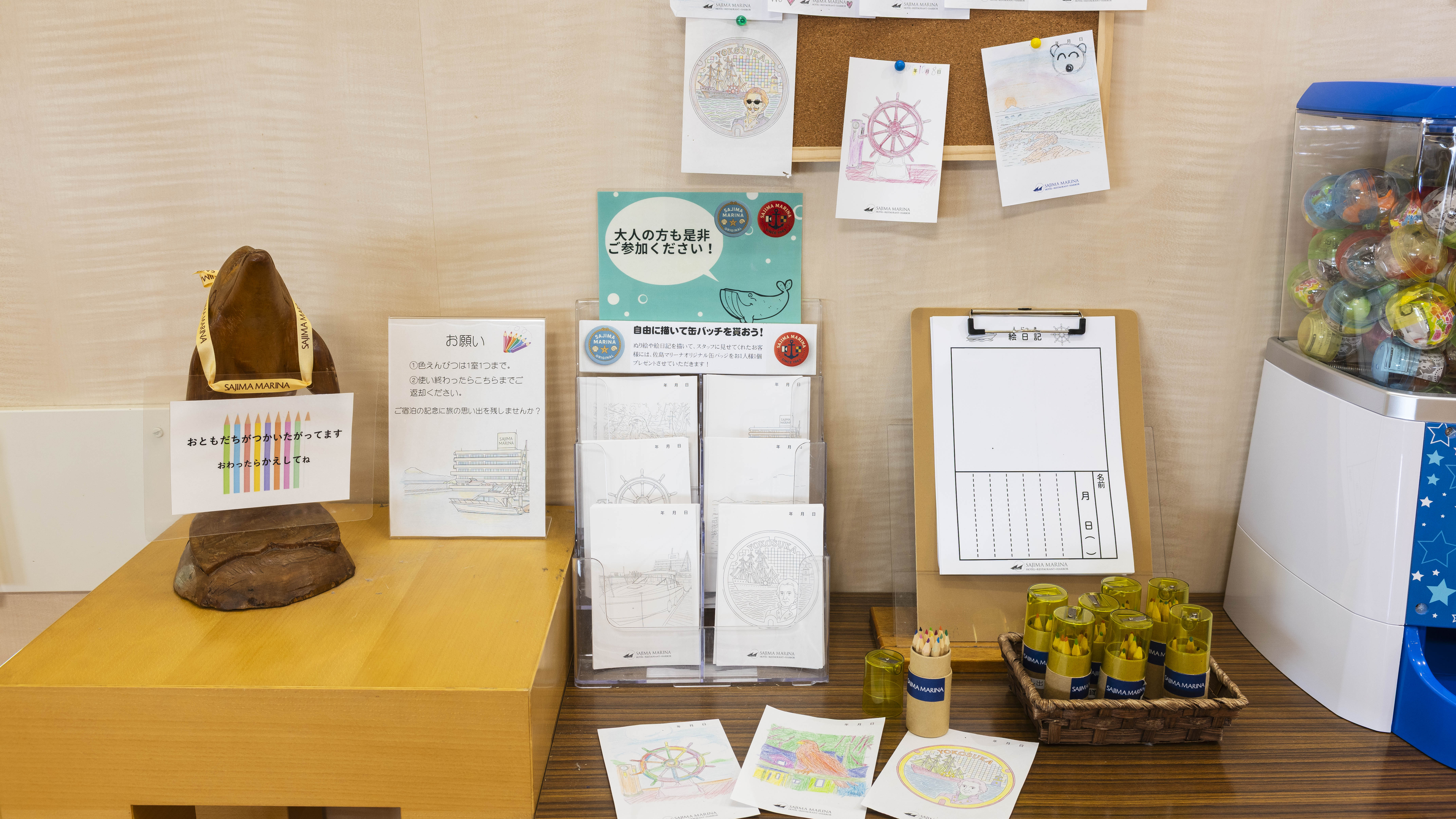 大人も子供も愉しめる塗り絵。塗り絵、絵日記をスタッフに見せると&hellip;オリジナル缶バッチをプレゼント♪