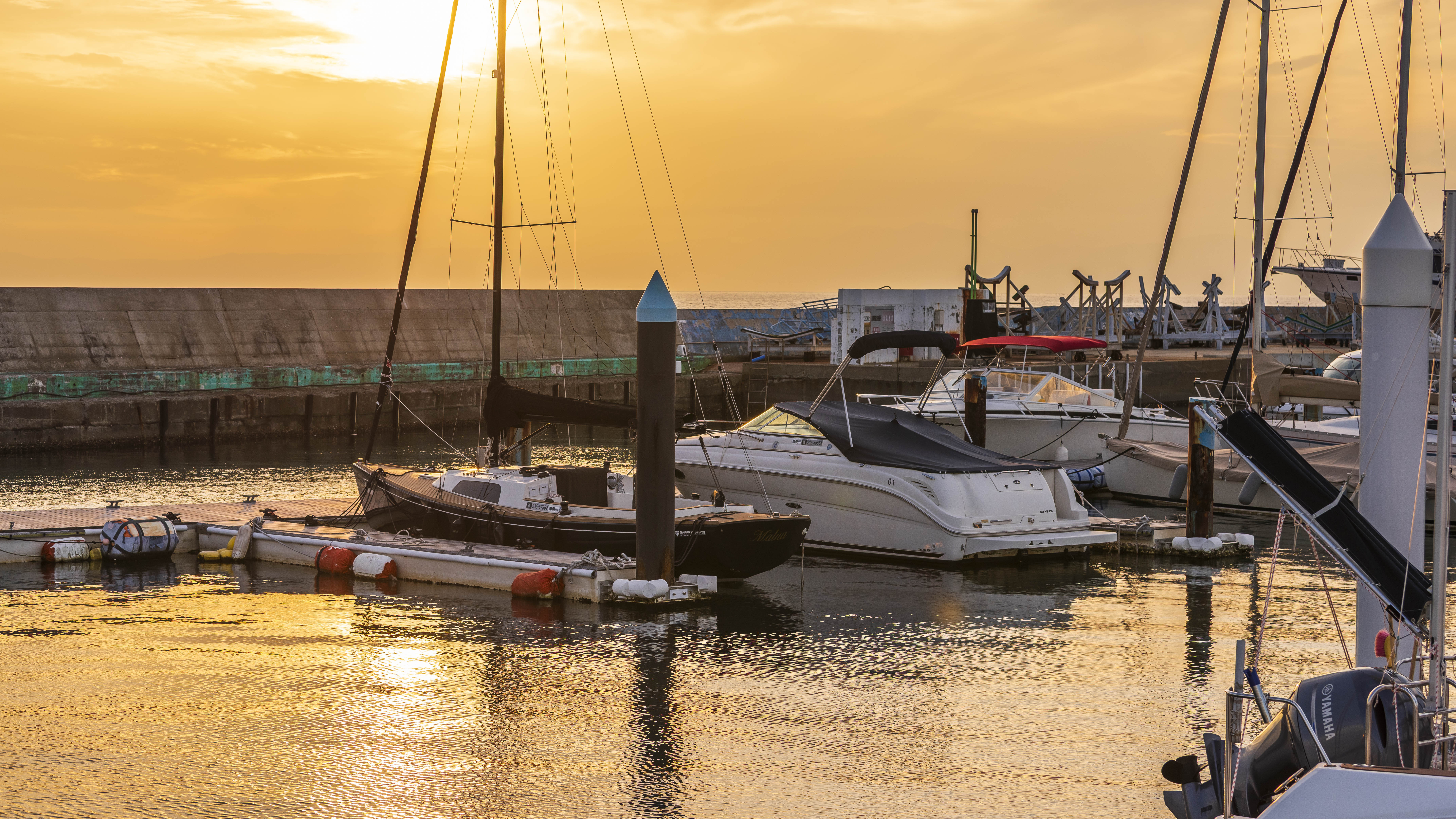 夕陽が映えるハーバー景観