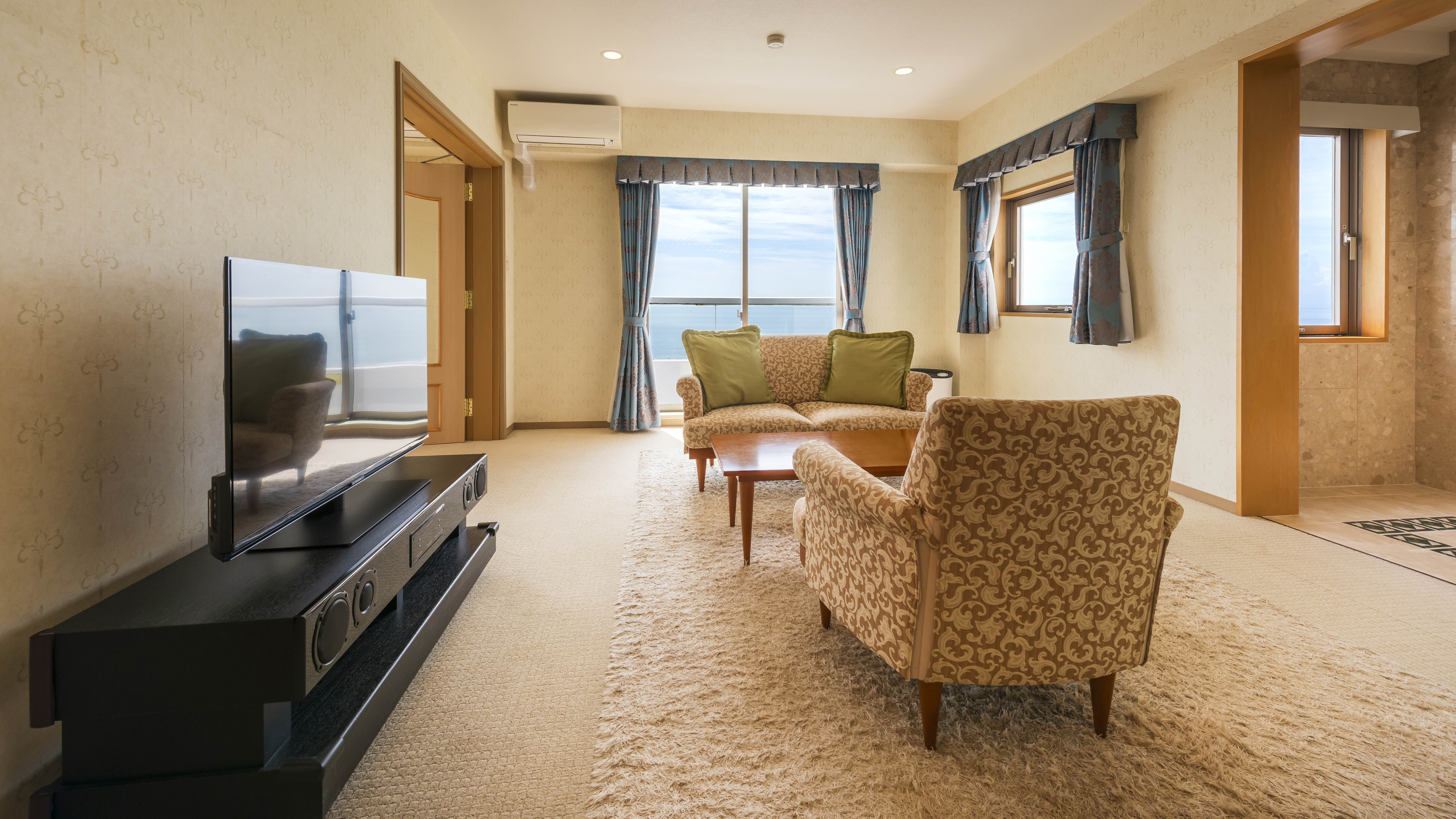 【スイートルーム】オーシャンビューのリビングスペース