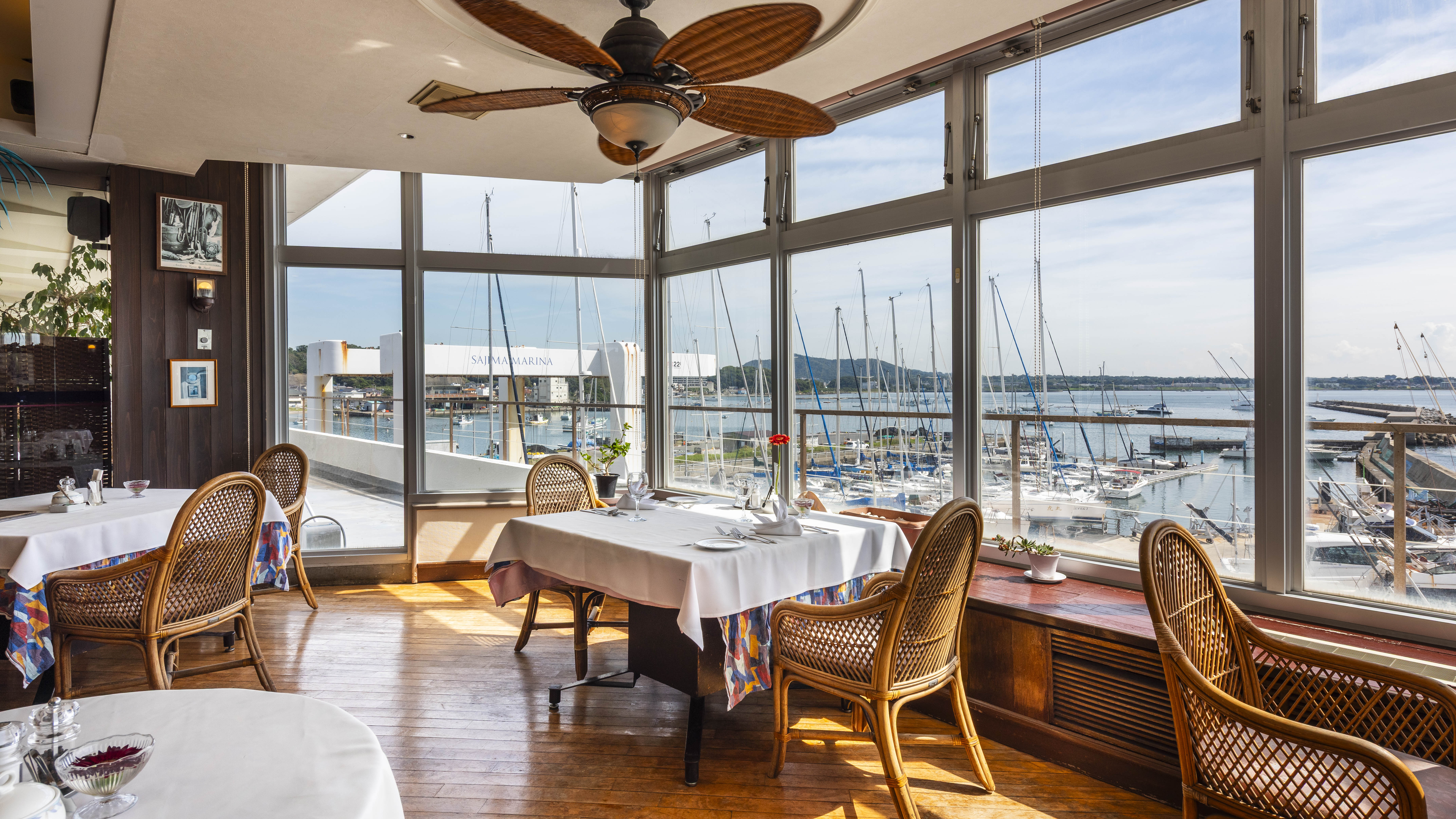 ハーバー側からは多くの船と海。三浦方面が見渡せます。