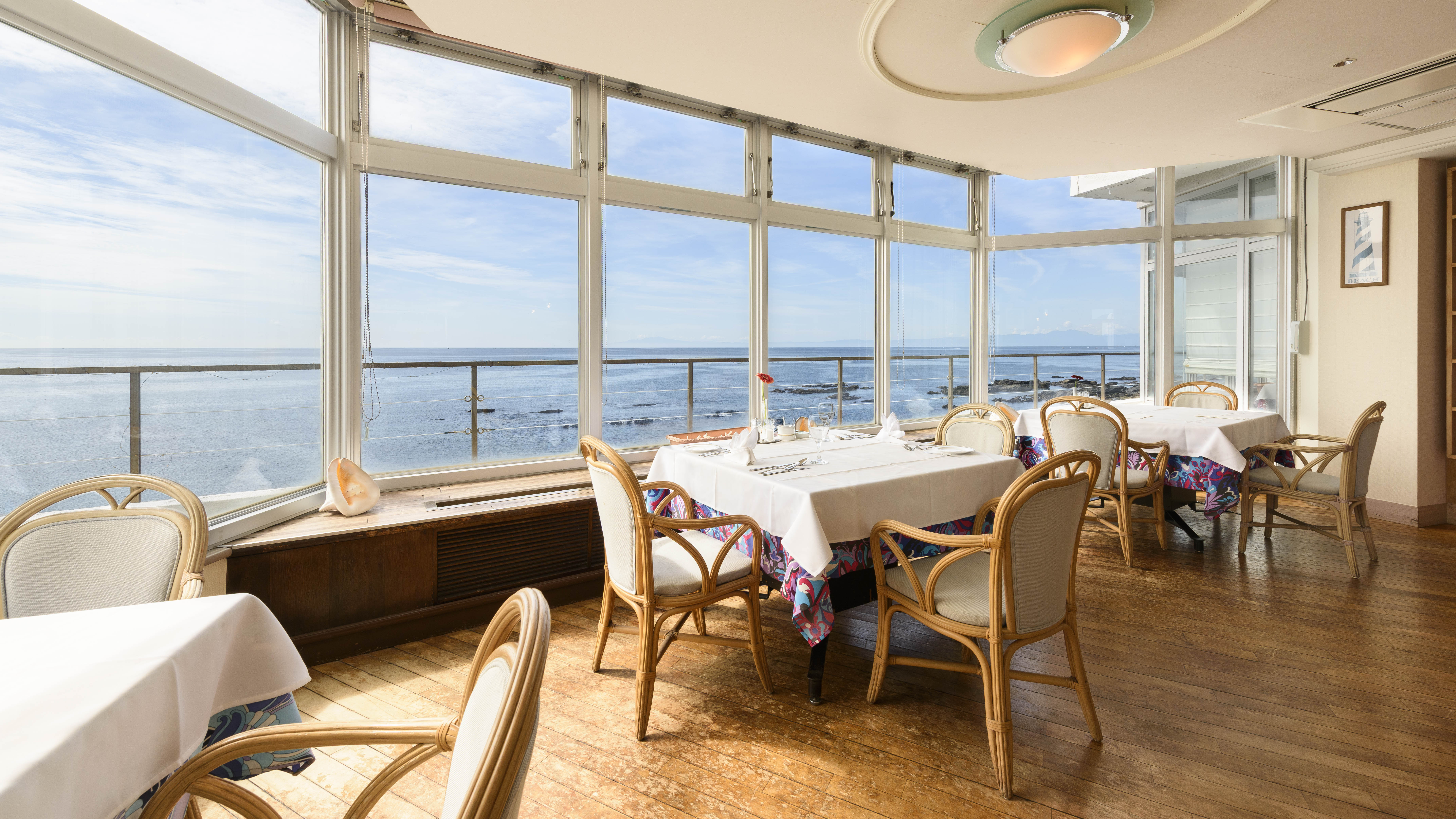 相模湾一望のレストラン席。こんな景色を見ながらのお食事は格別です。