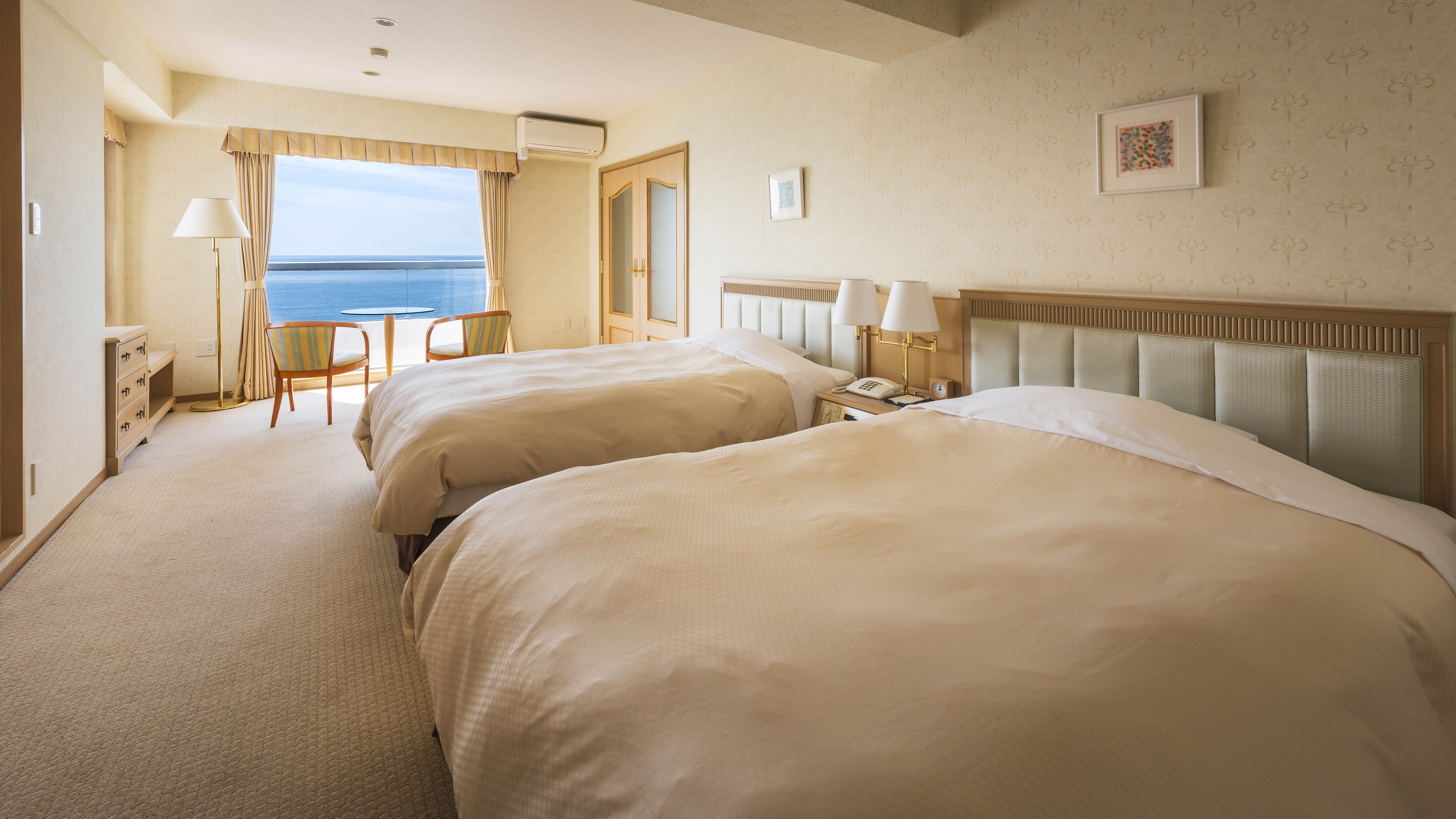 【スイートルーム】ベッドルーム。（58㎡/定員２名）３名様の場合はシングルサイズベッドをご用意します