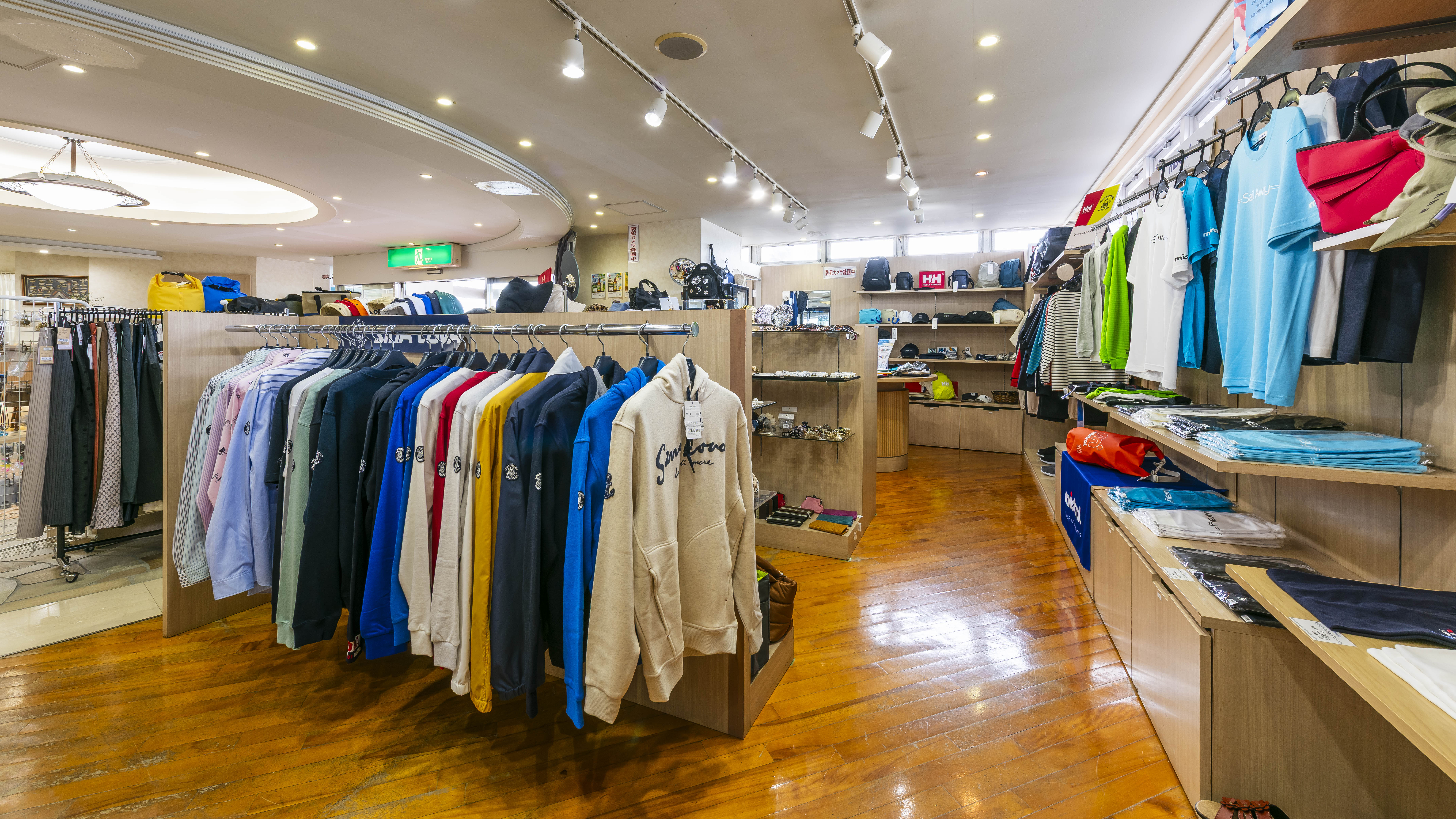 【ショップ】マリングッズからお土産品まで取り揃えております