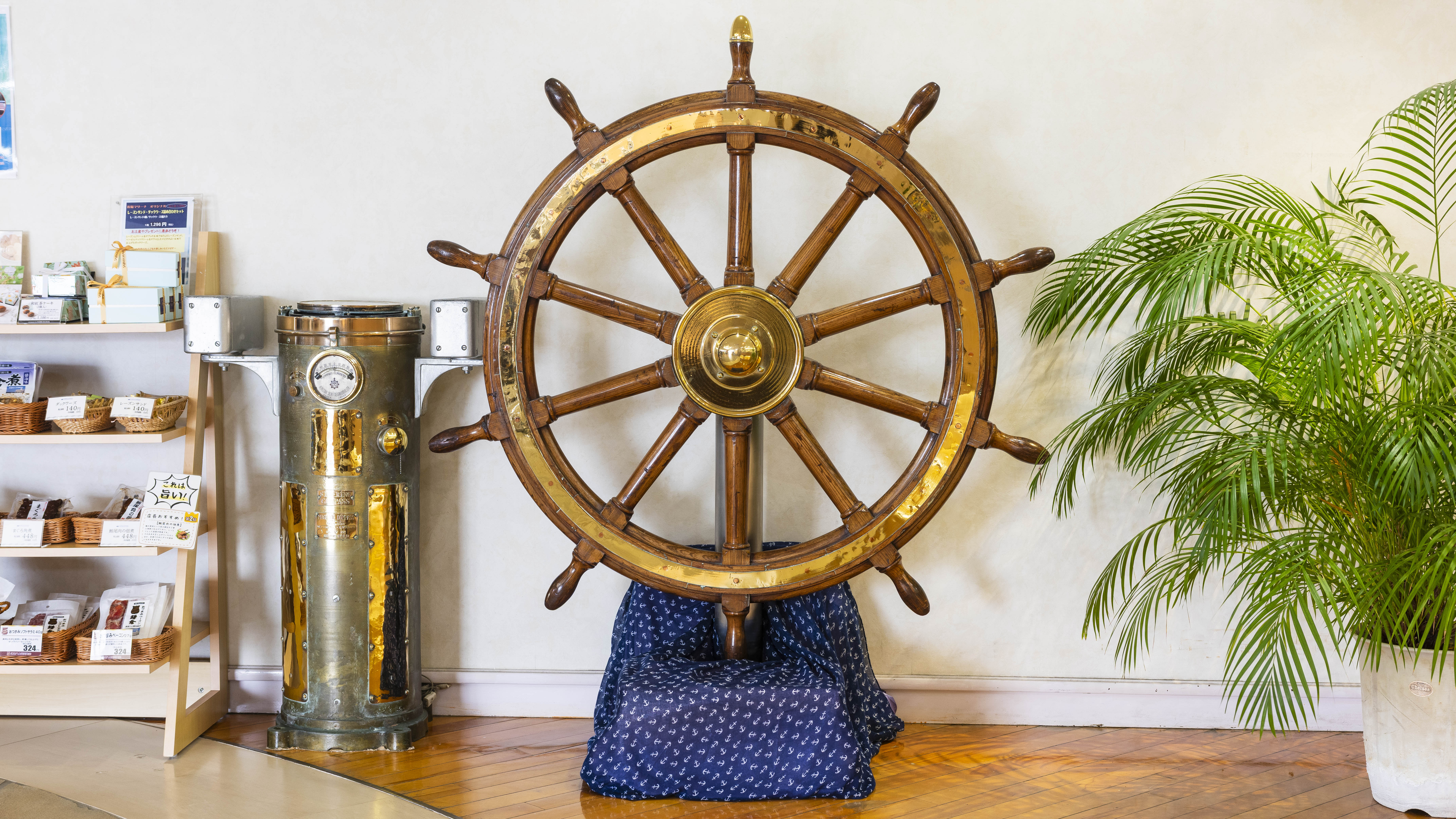 エントランスを通り抜けるとマリーナホテルらしく大きな舵輪がお出迎え。館内のおすすめ写真スポットです。