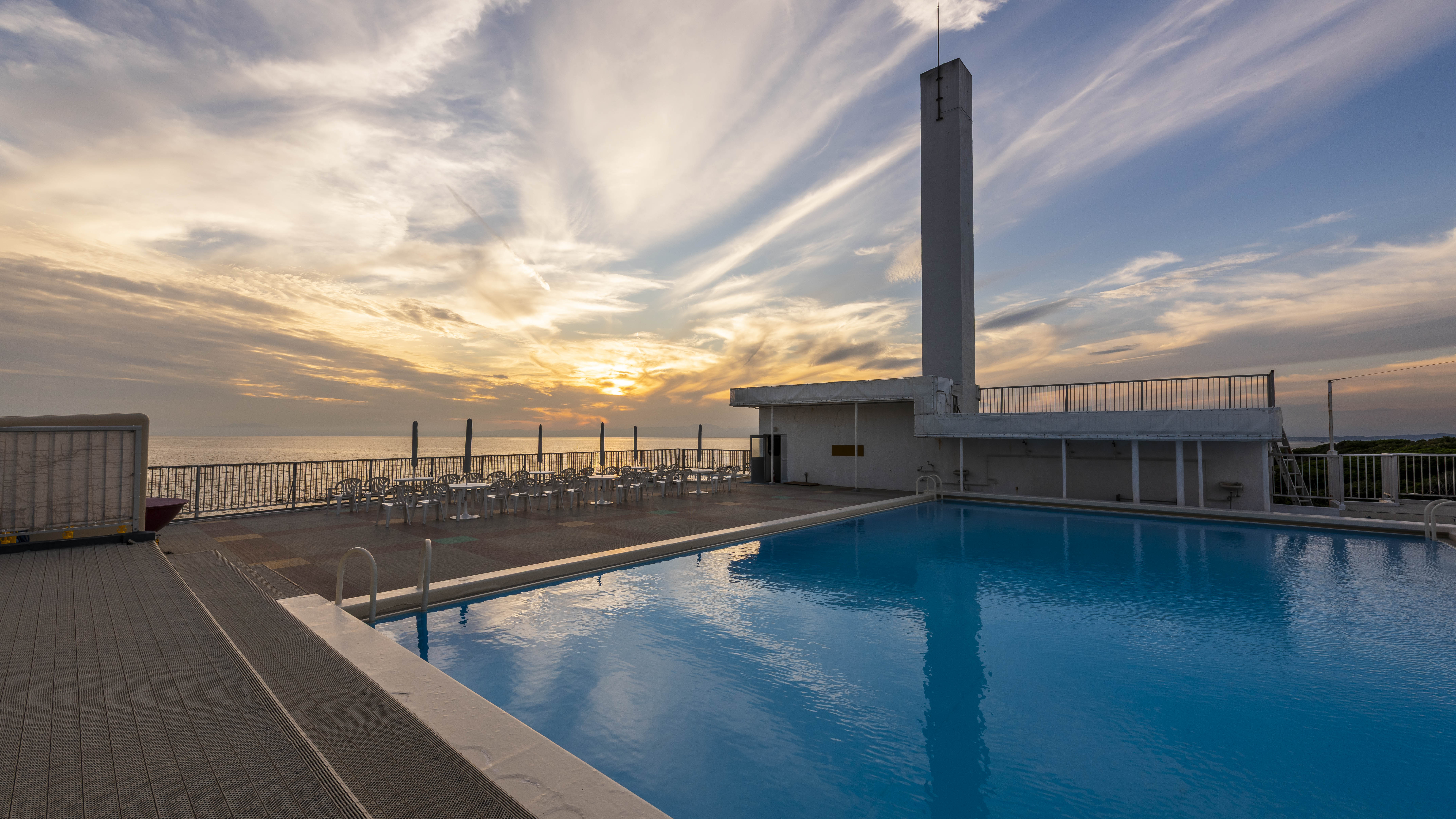 サンセットの時間はプールサイドを解放。