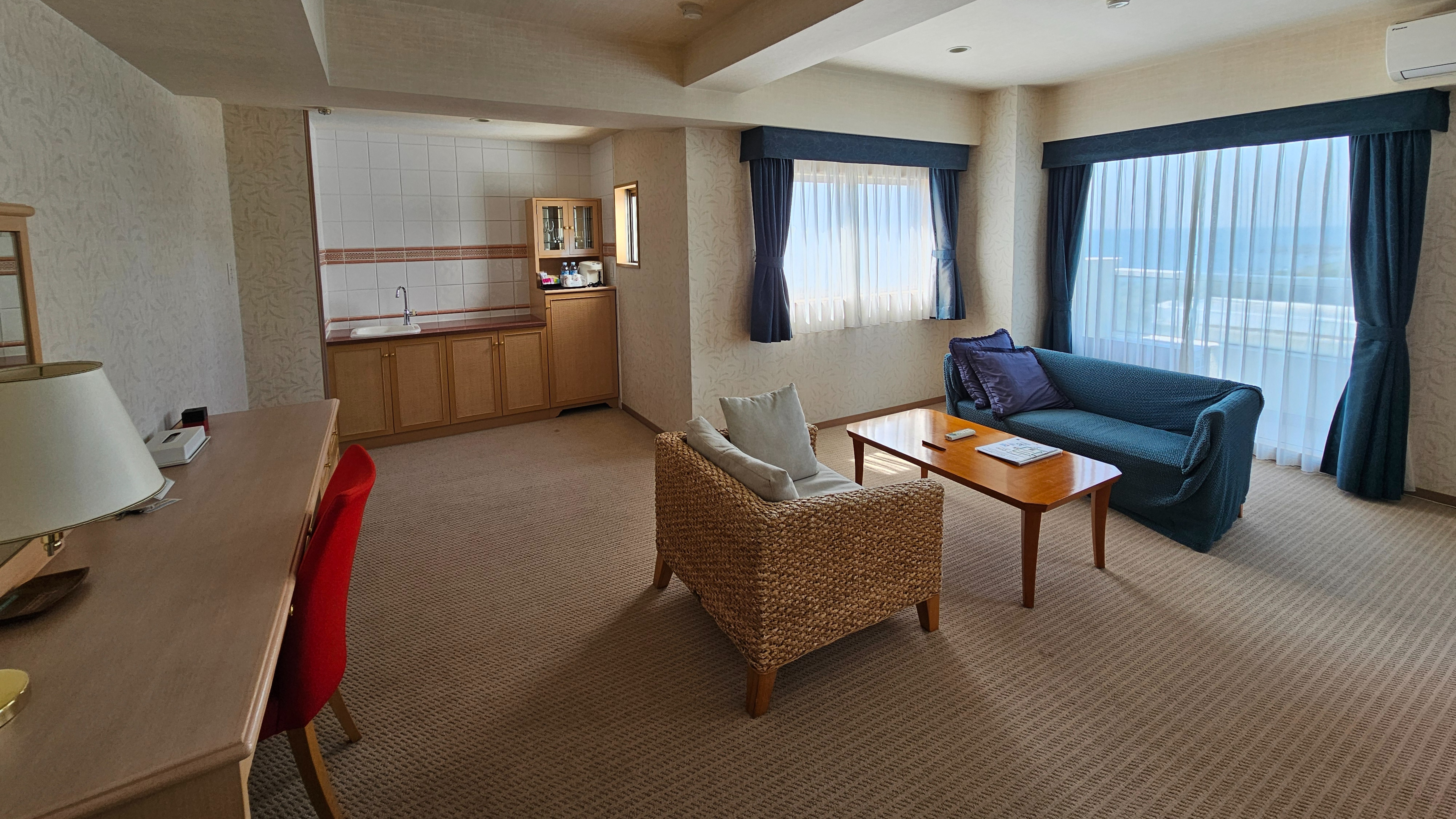 【デラックスツイン】リビングスペース。富士山や江ノ島がご覧いただけます。