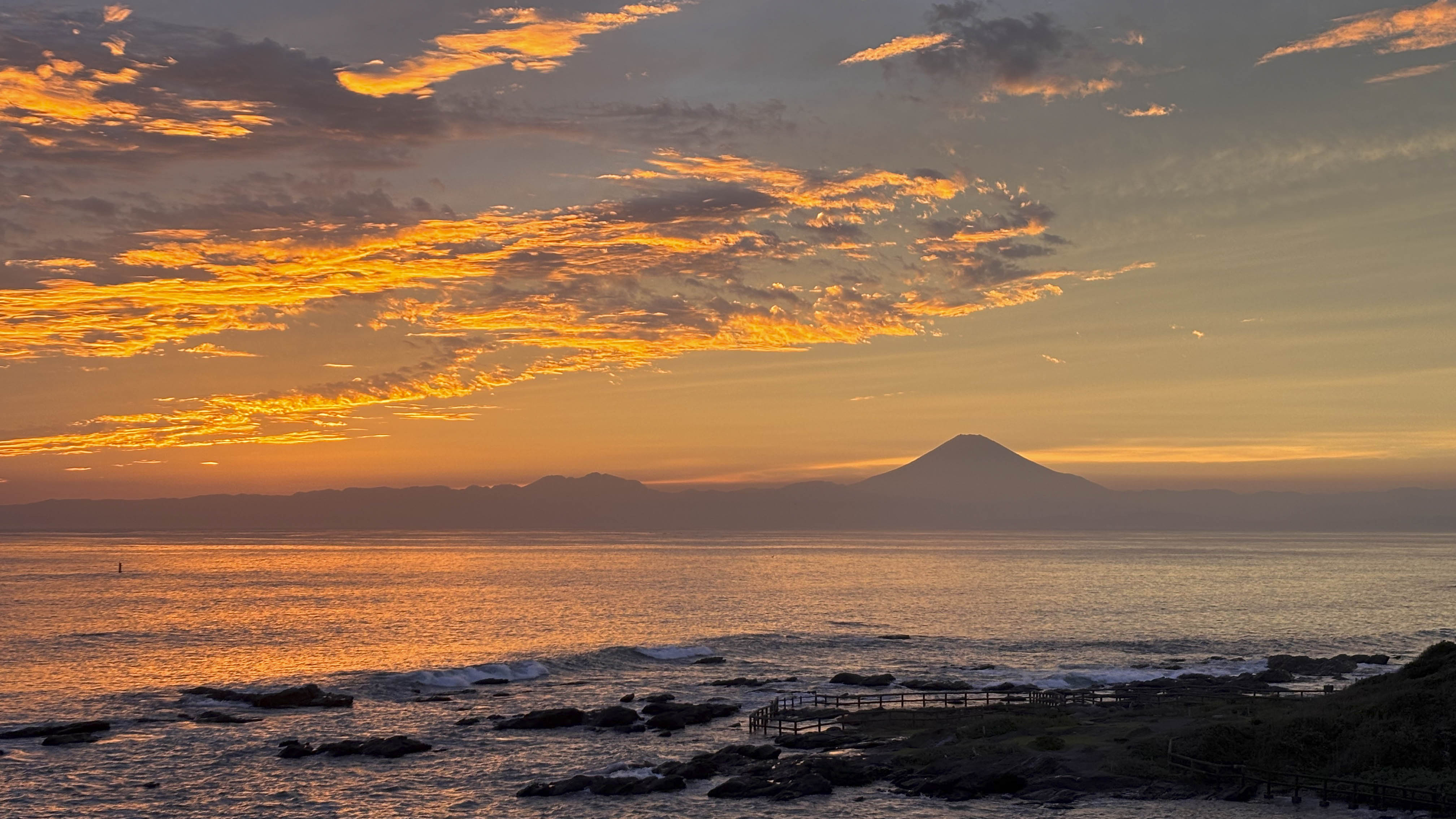 佐島マリーナホテルからの夕景。相模湾に映える夕焼けが美しい、1日でいちばん心和む時間です。