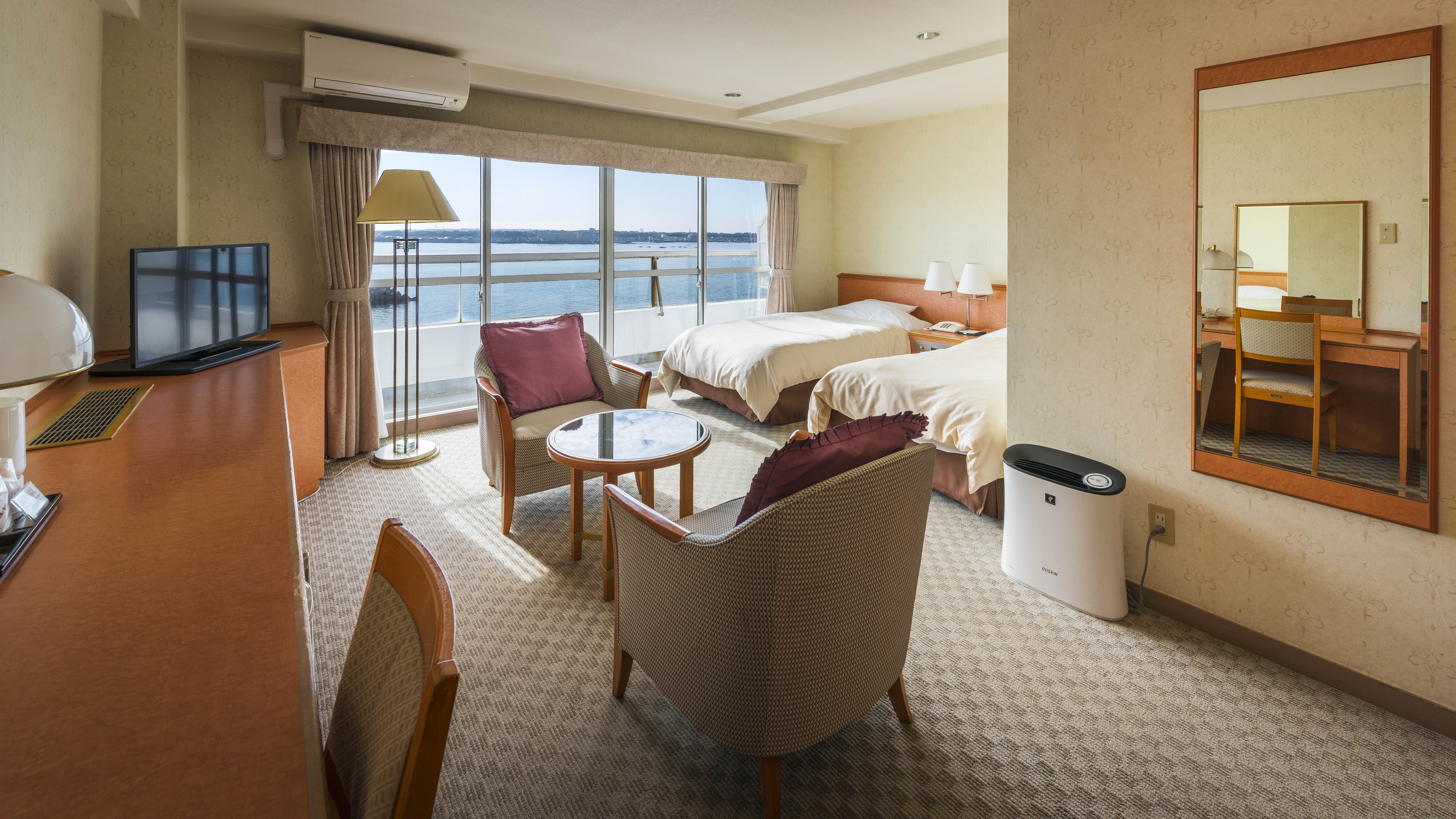 【ツイン】28㎡。ベランダから海がご覧いただけます。