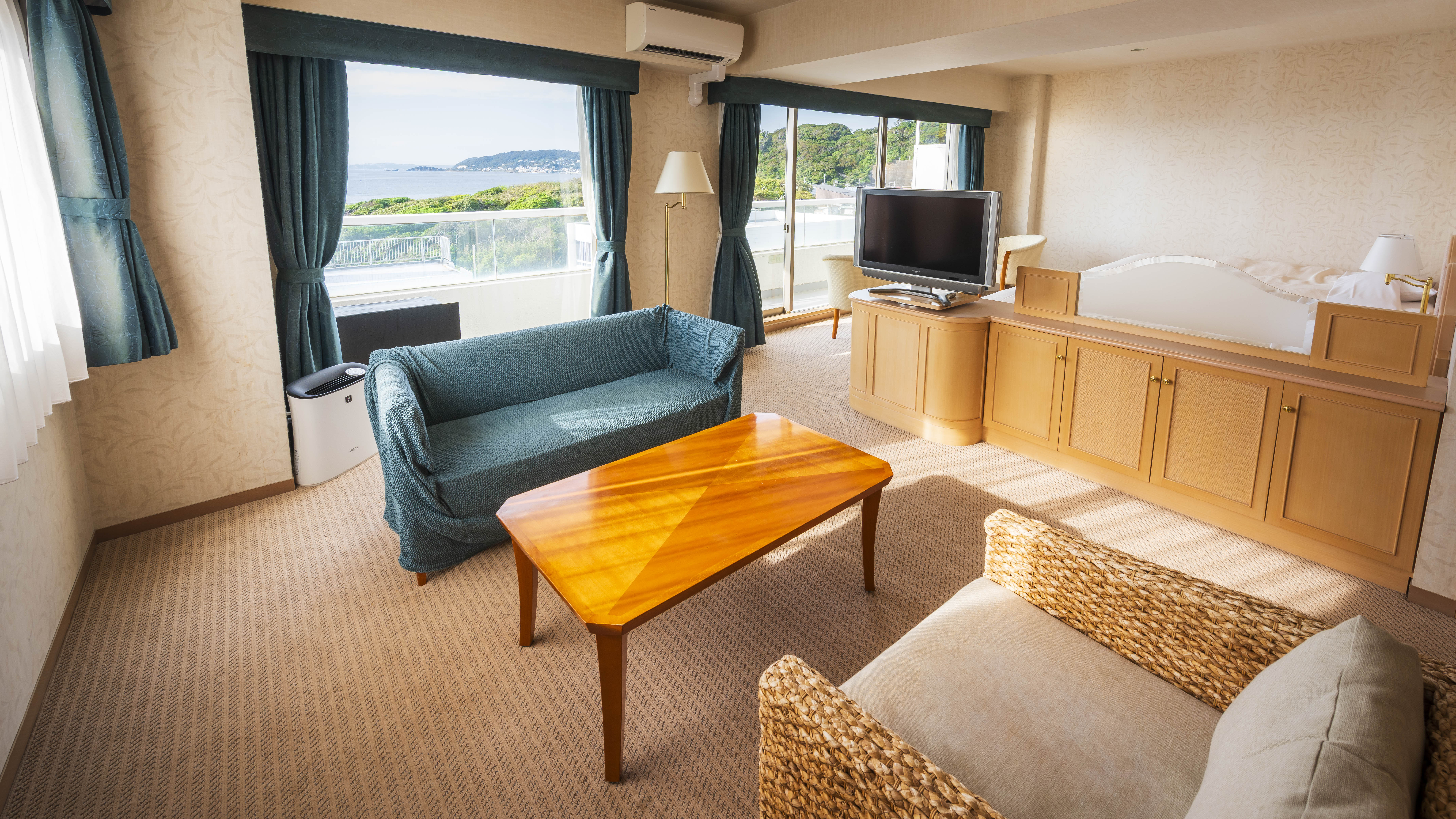【デラックスツイン】リビングスペース。富士山や江ノ島がご覧いただけます。