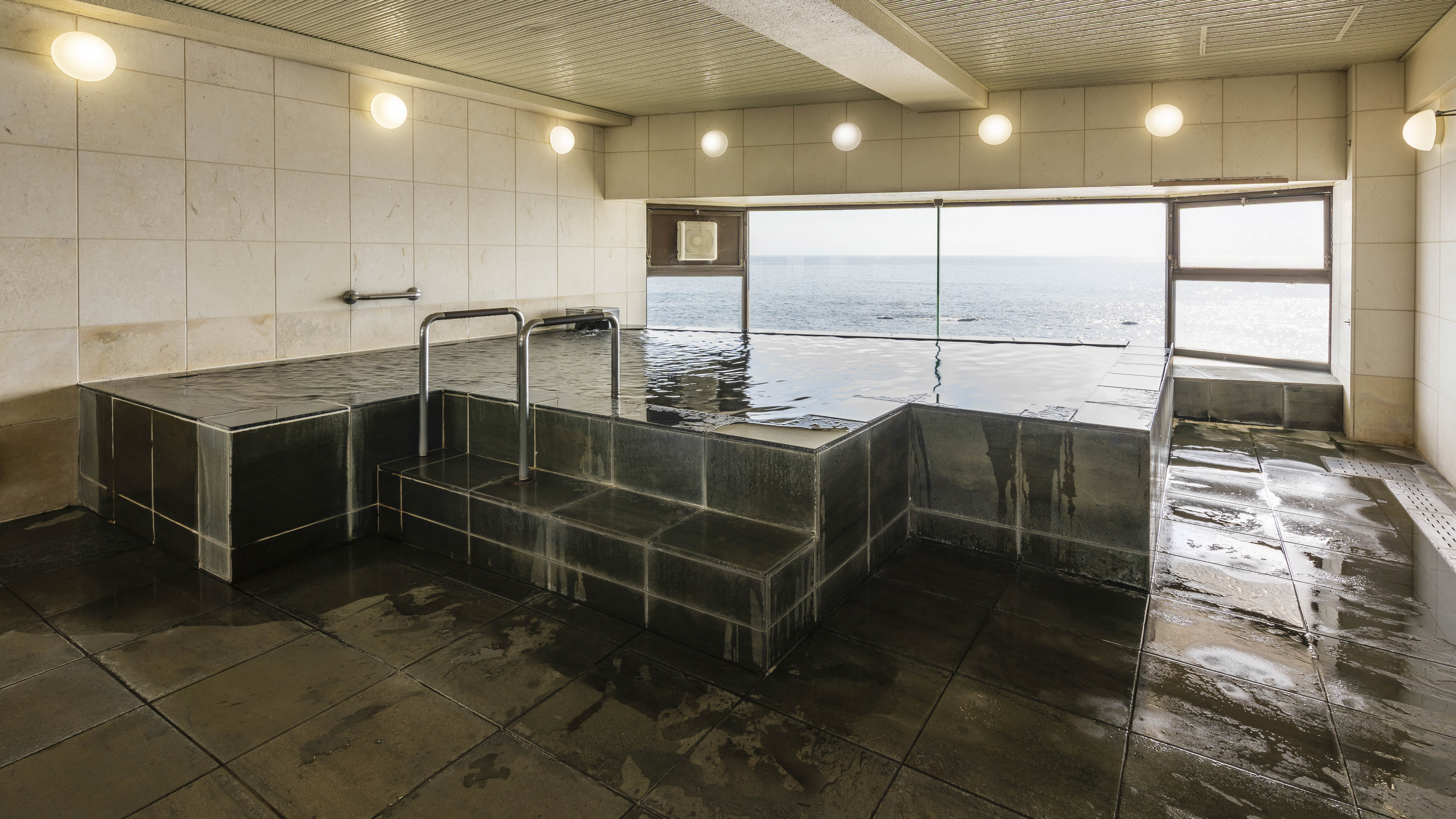 【男性展望風呂】相模湾が一望。海との距離間と相模湾を一望できる眺望が自慢です。