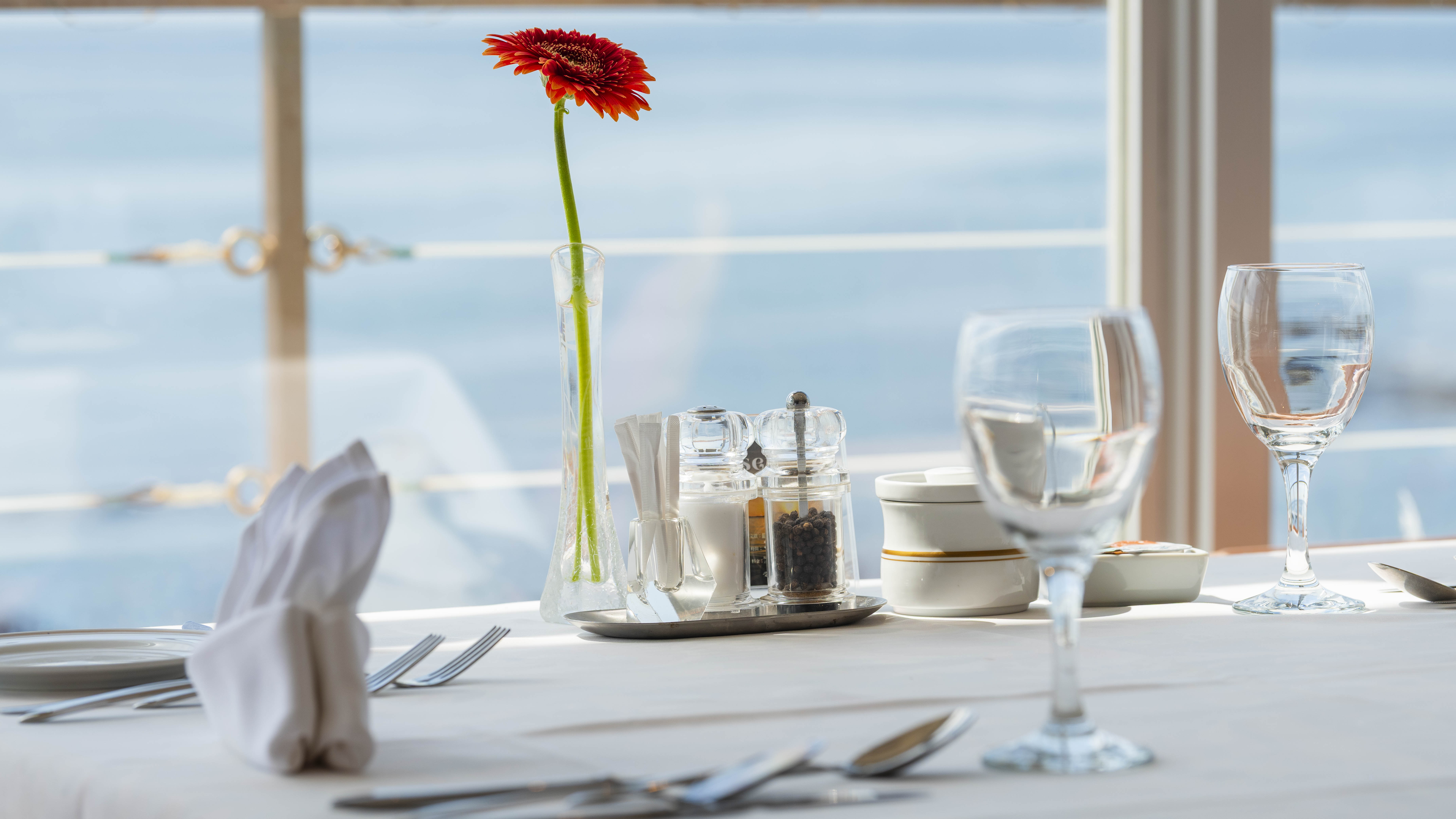 海を見渡せるレストランでお食事は如何ですか