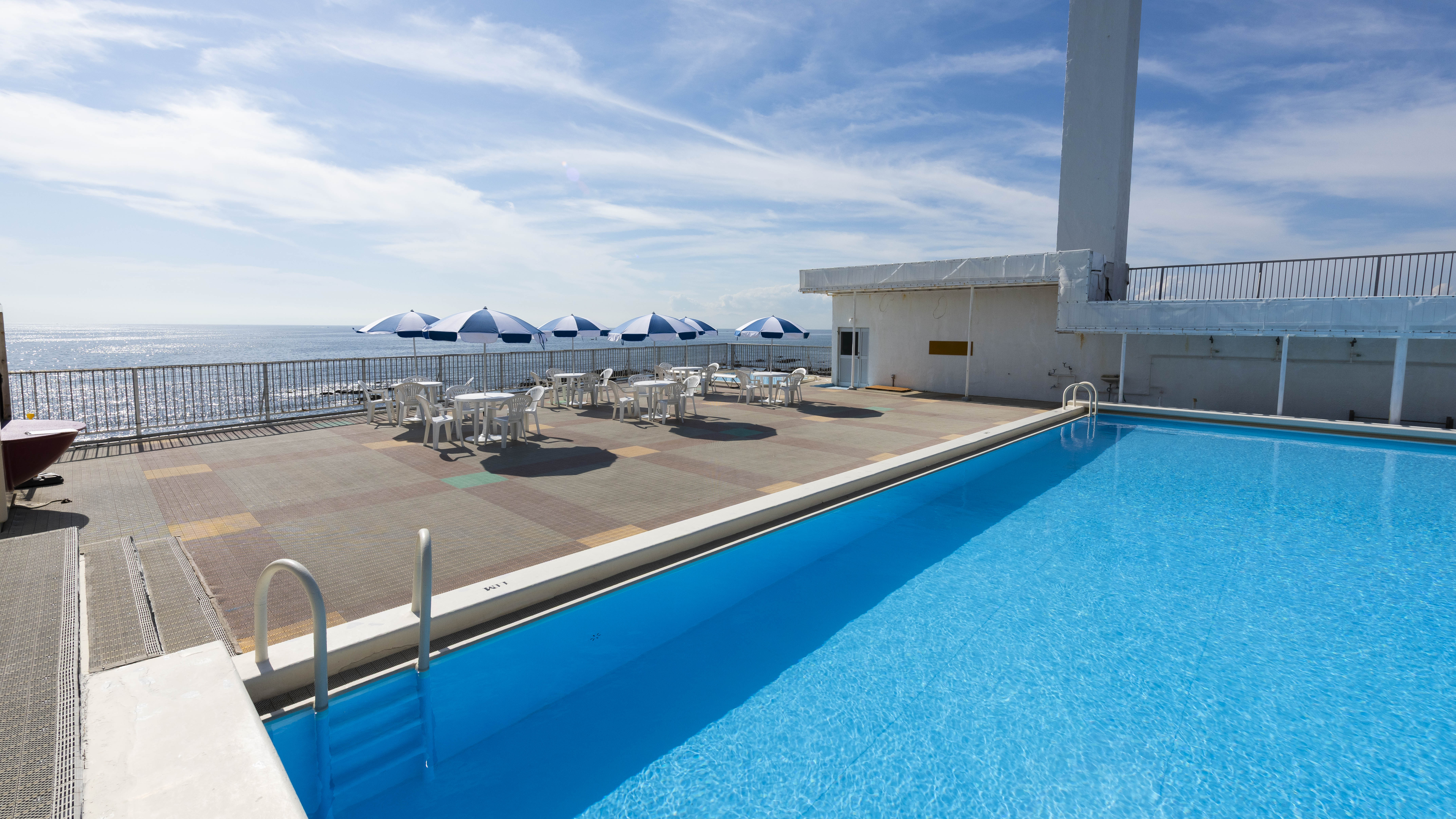 空と海。解放感と潮風が心地よいシーサイドプール。