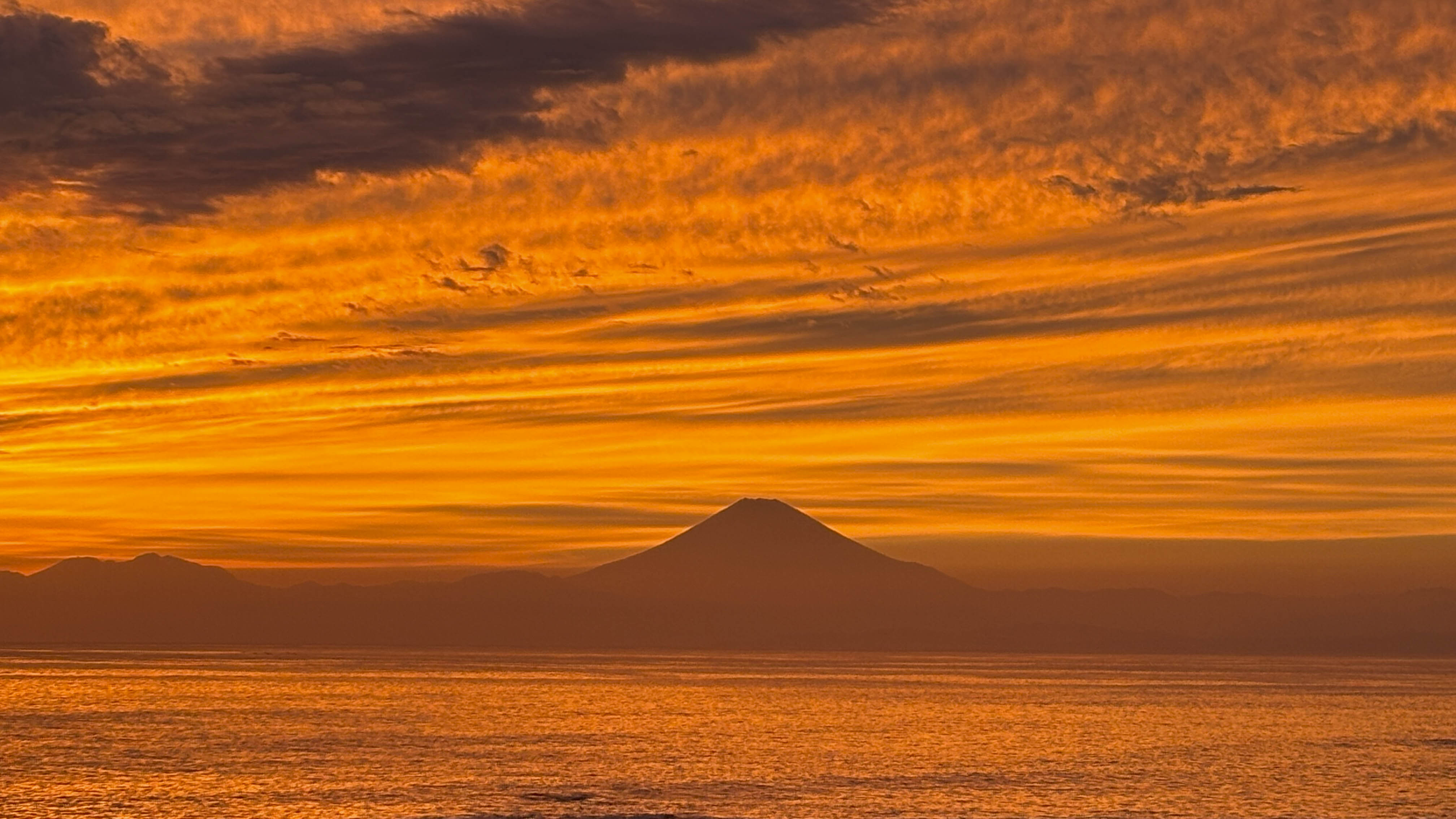 佐島マリーナホテルからの夕景。天候のよい日は富士山もくっきり。