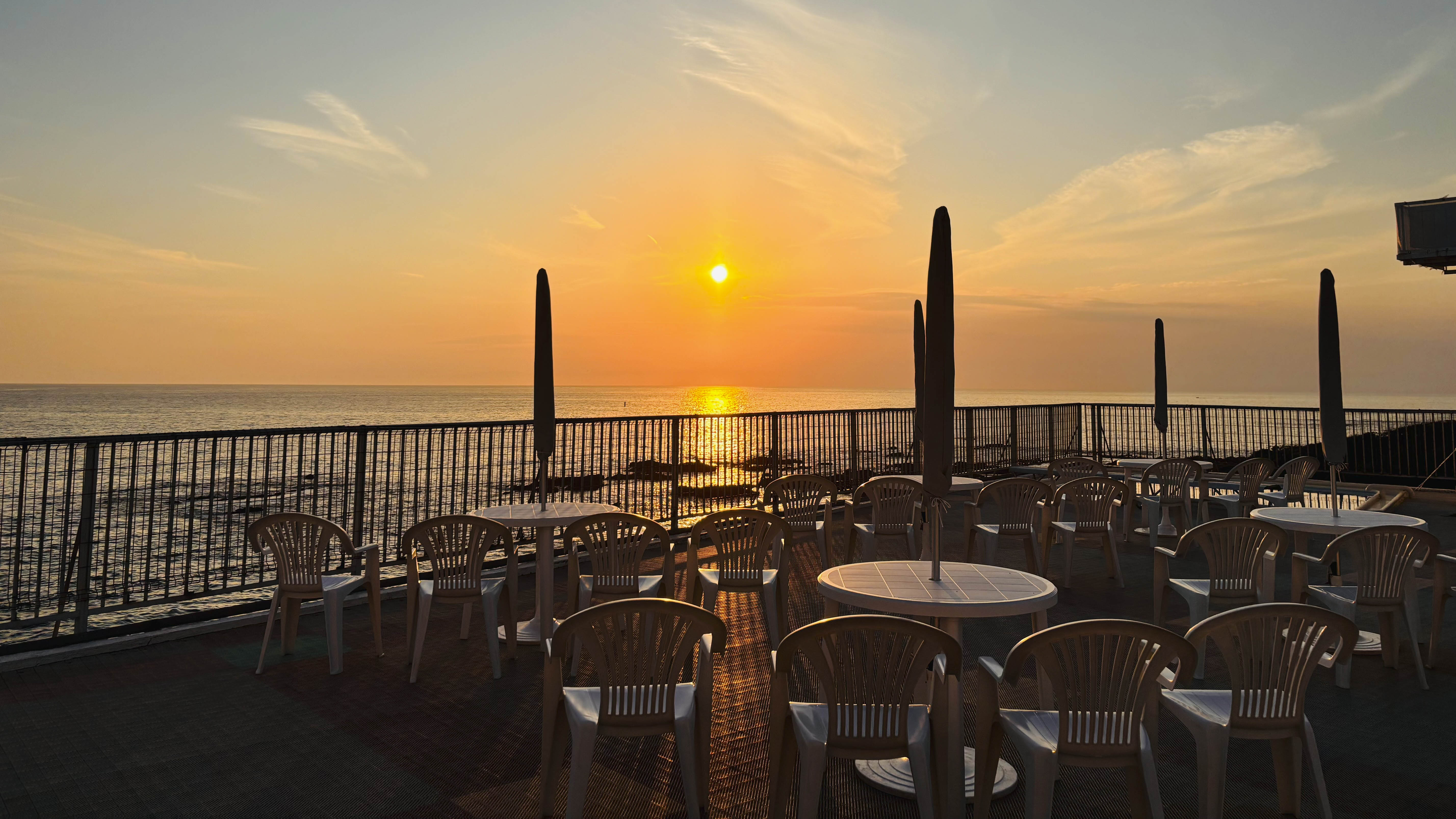 サンセットの時間はプールサイドを解放。