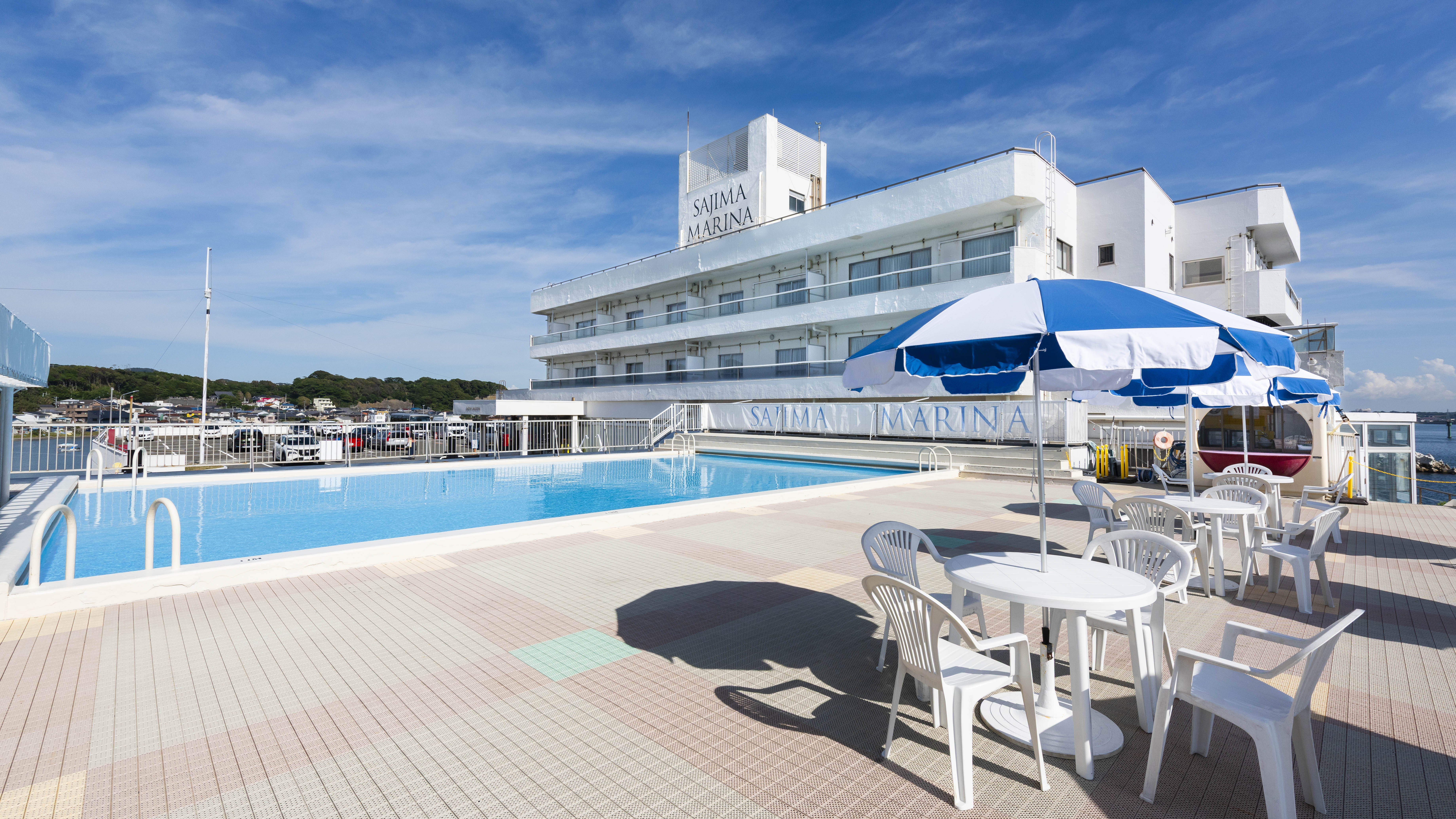 空と海。解放感と潮風が心地よいシーサイドプール。