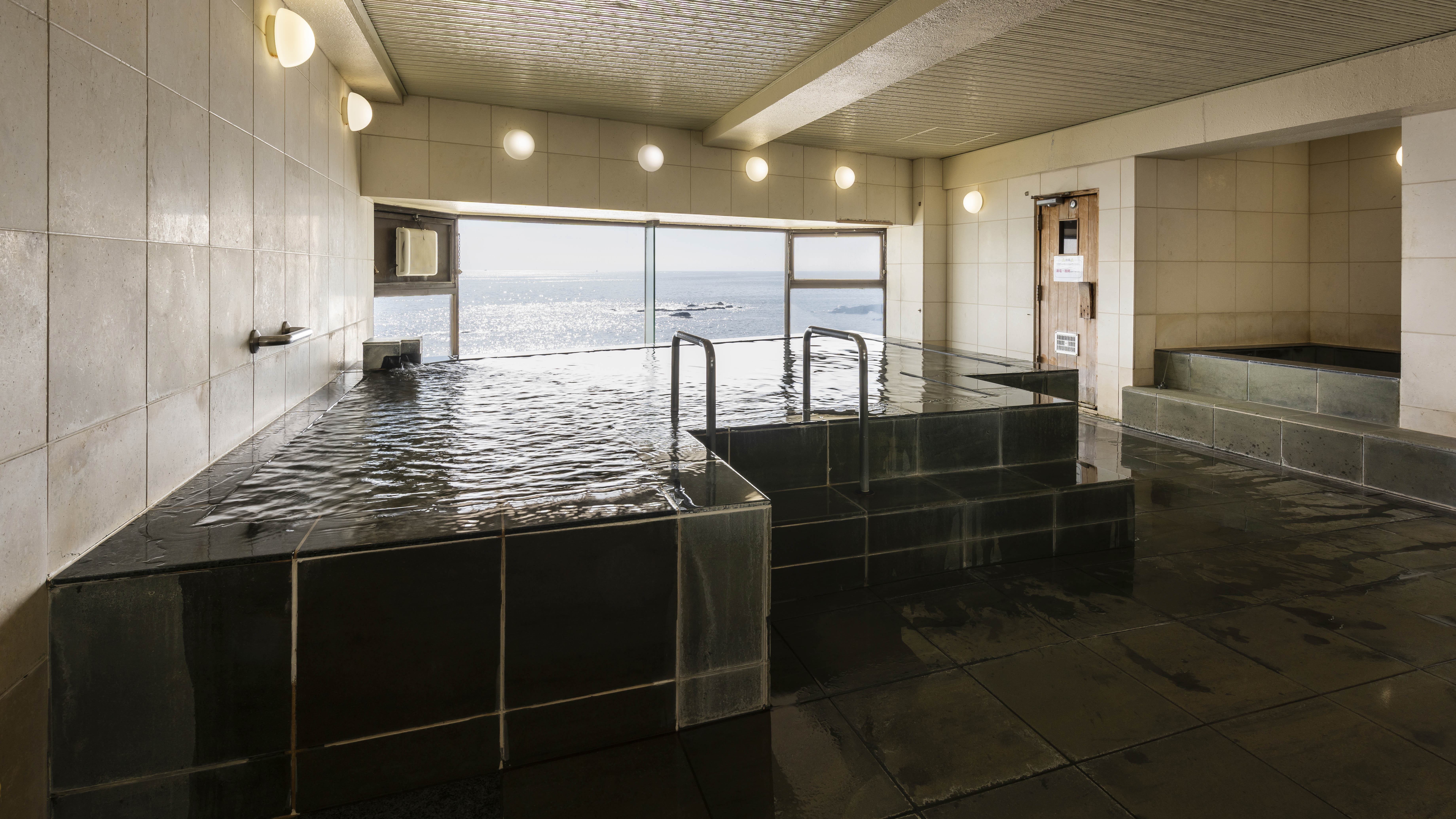 【男性展望風呂】入浴は日没前または朝がおすすめです。