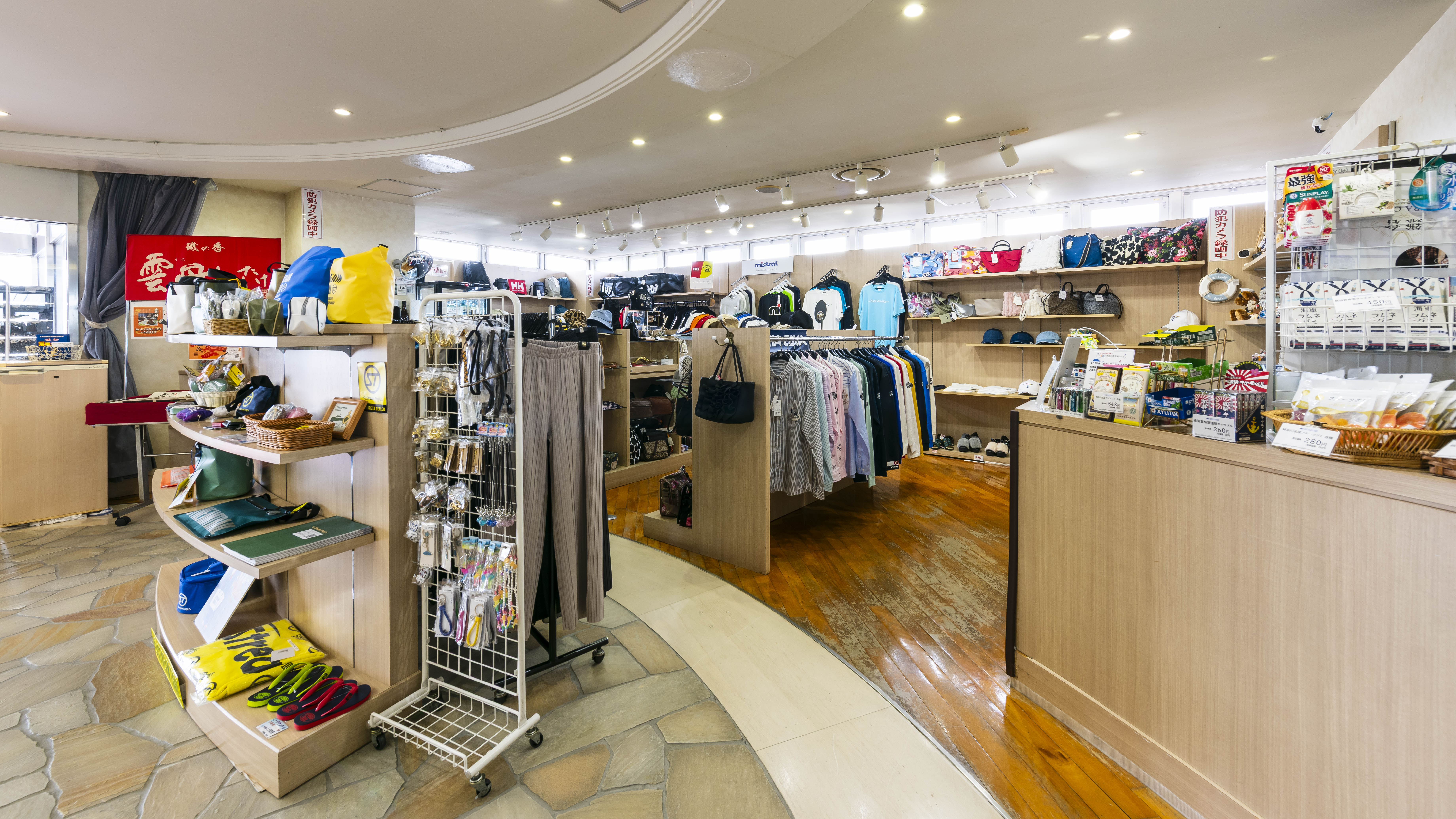 横須賀地元のお土産品も沢山ご用意しております