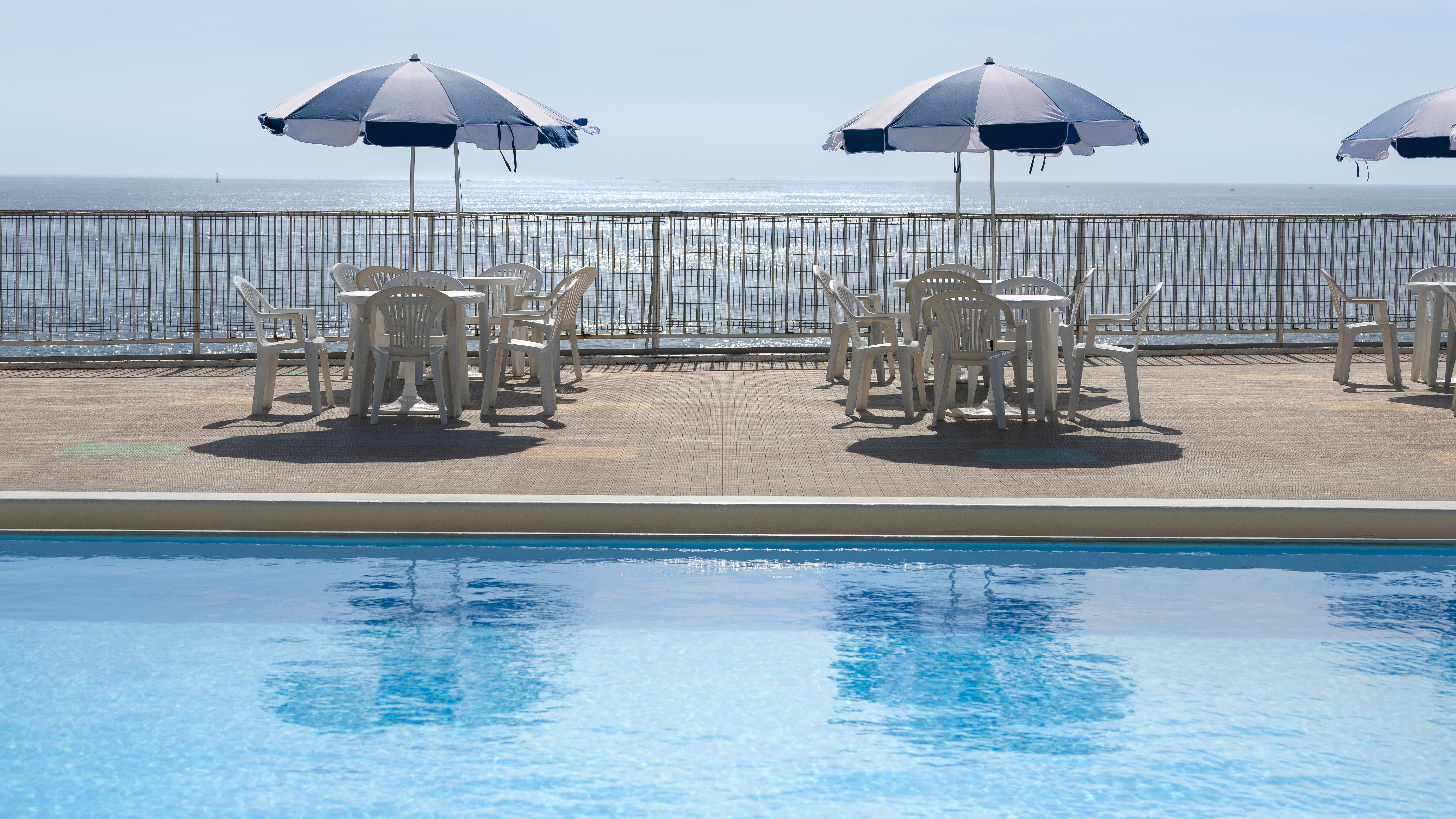 空と海。解放感と潮風が心地よいシーサイドプール。