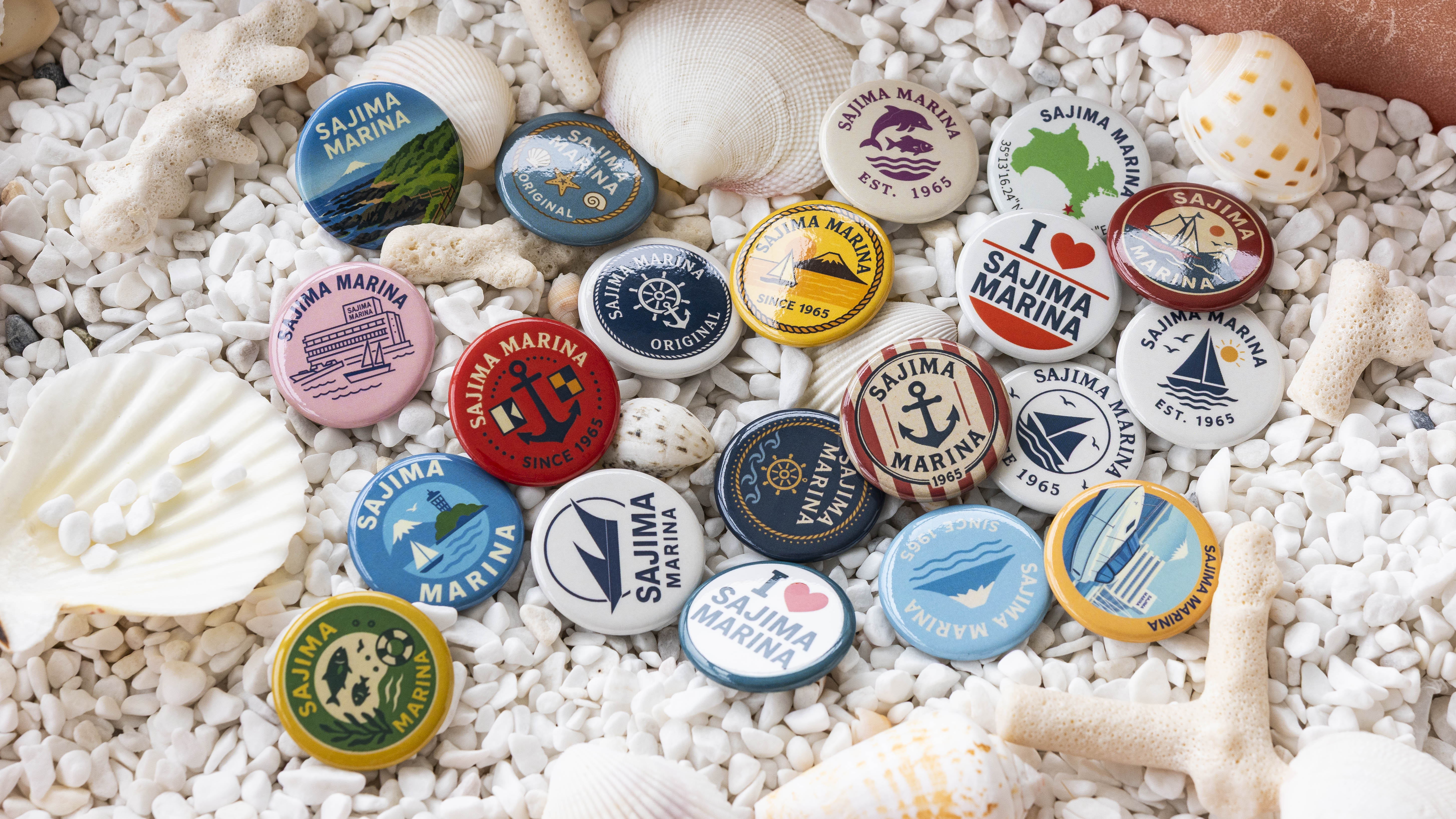 オリジナル缶バッジを集めよう！売店で販売の他、オプショナルご利用でプレゼントもあります。