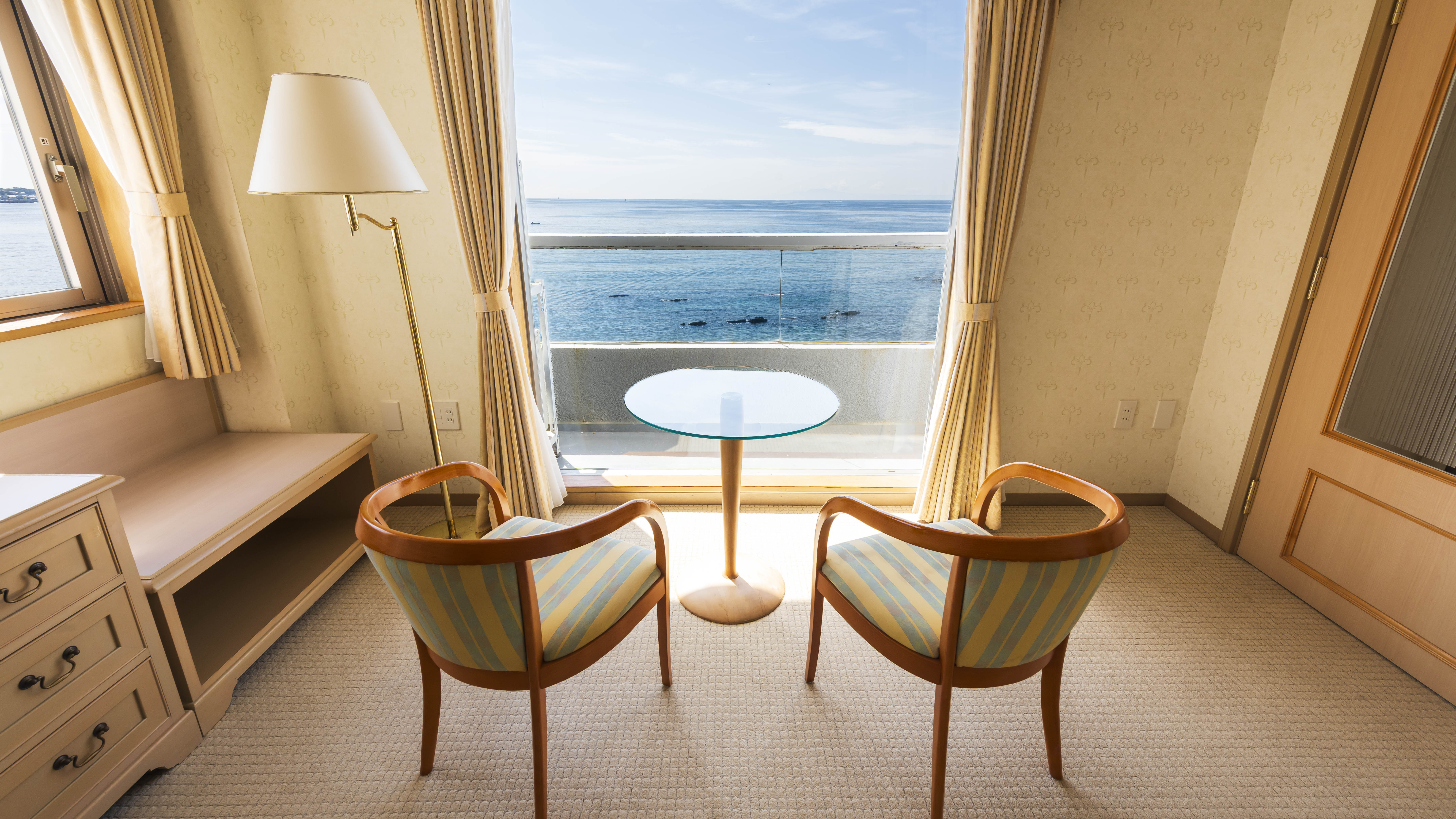 【スイートルーム】相模湾一望のオーシャンビュー。夕陽は絶景です。客船で航海している気分を味わえます。