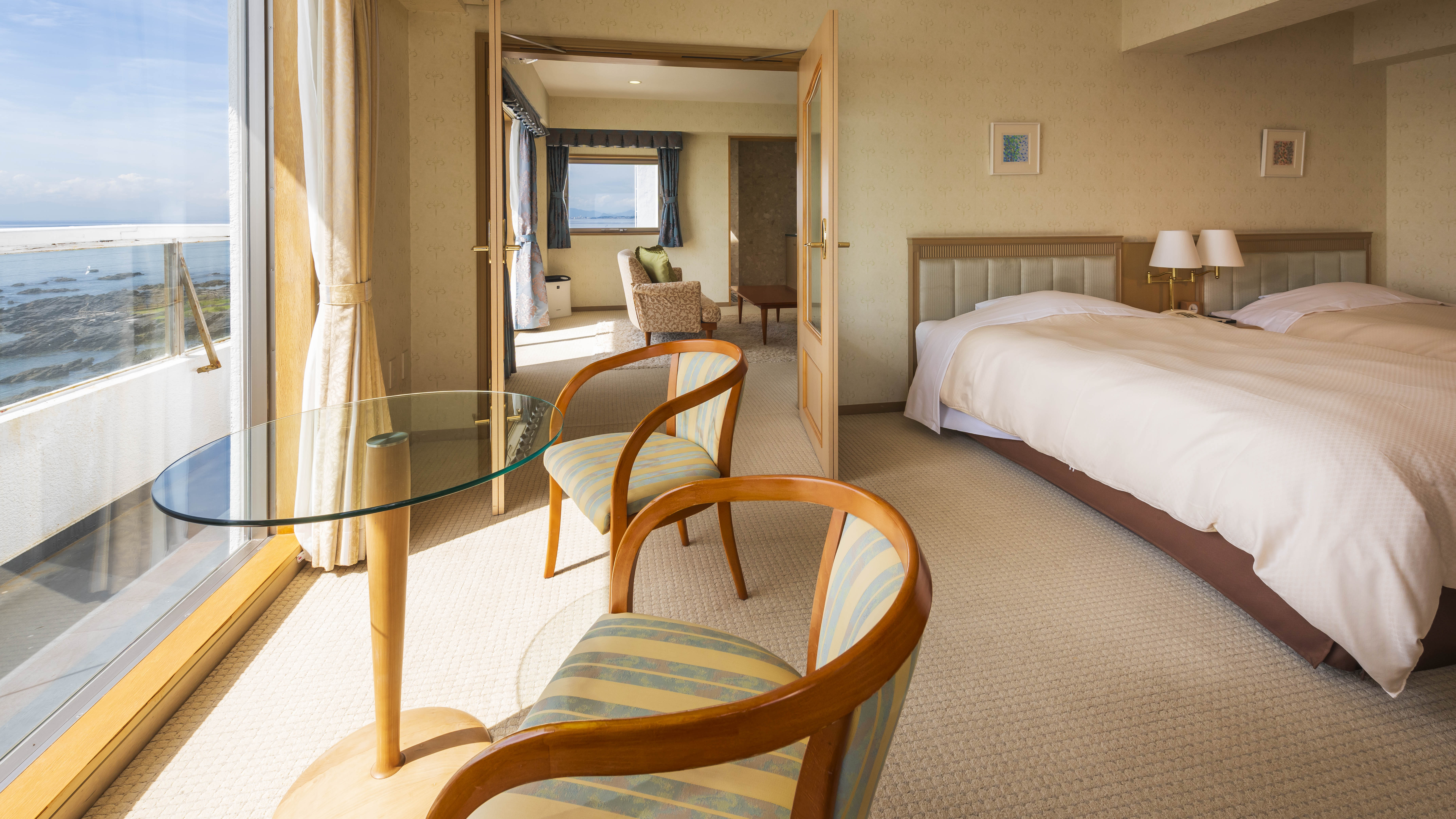 【スイートルーム】ベッドルームとリビングがセパレートの広々空間。客室の窓からは相模湾一望。