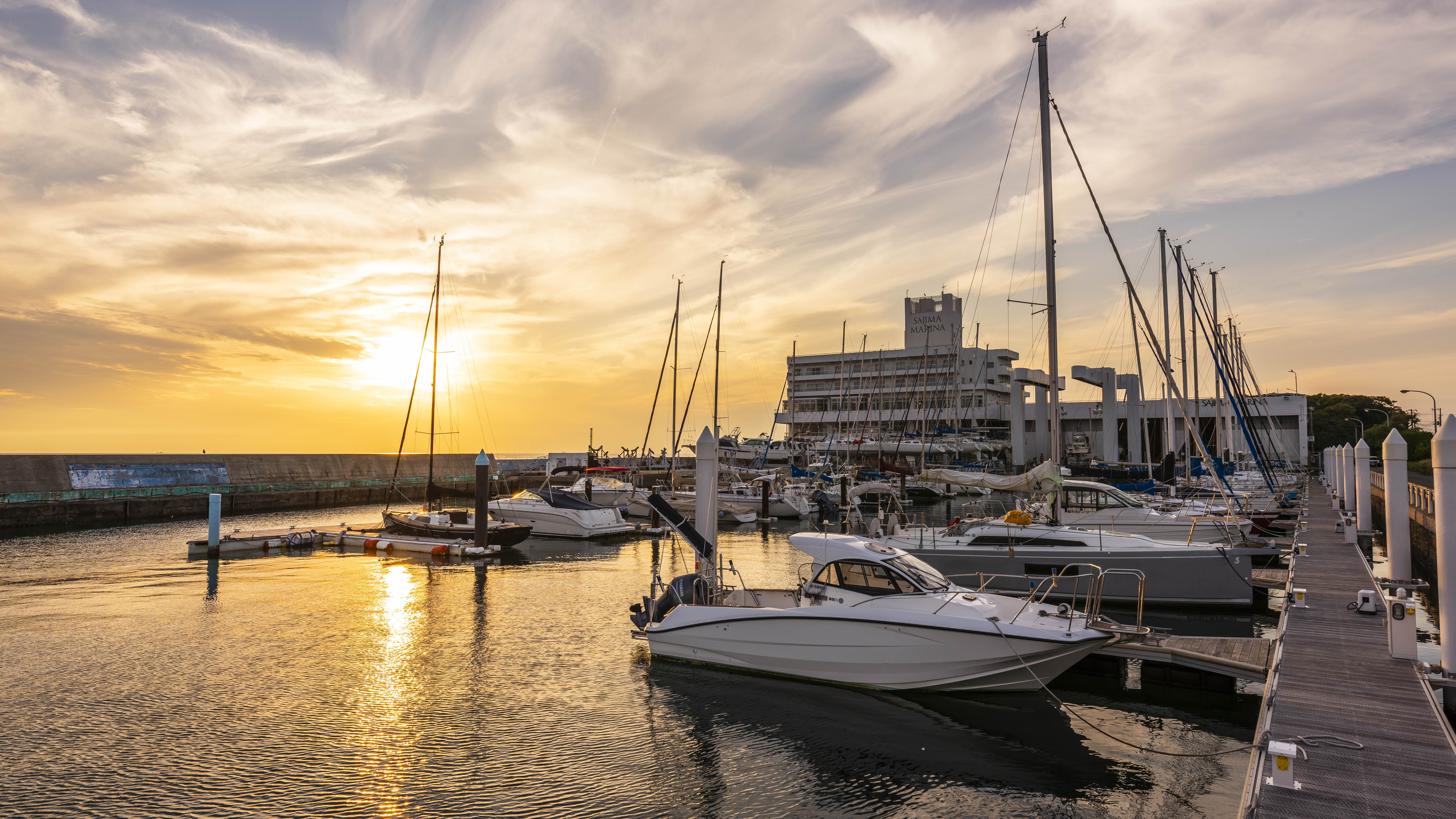 夕陽が映えるハーバー景観