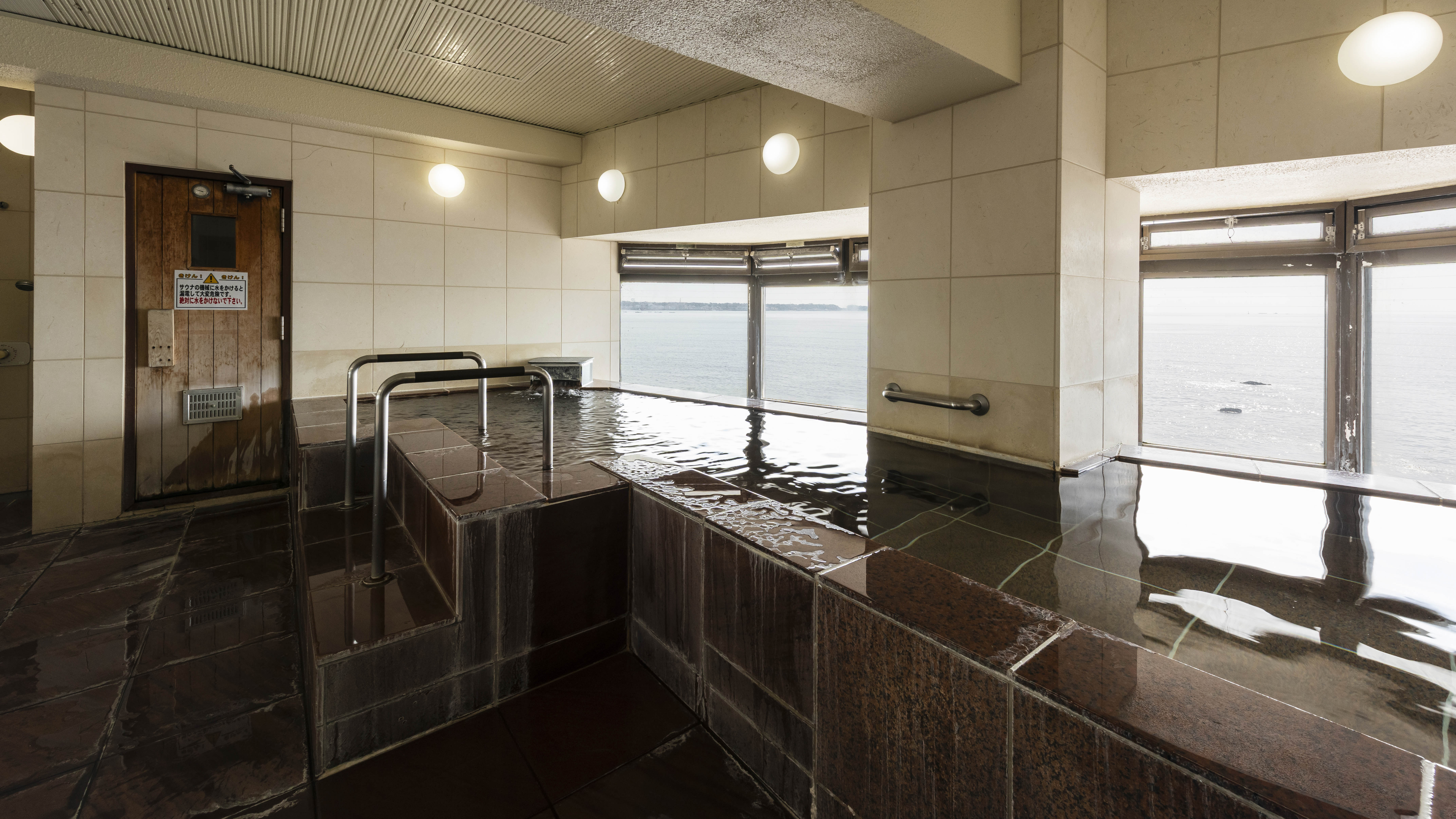 少し小さめです。入浴しながら相模湾や夕陽の絶景が。日没前や朝の入浴がおすすめです。