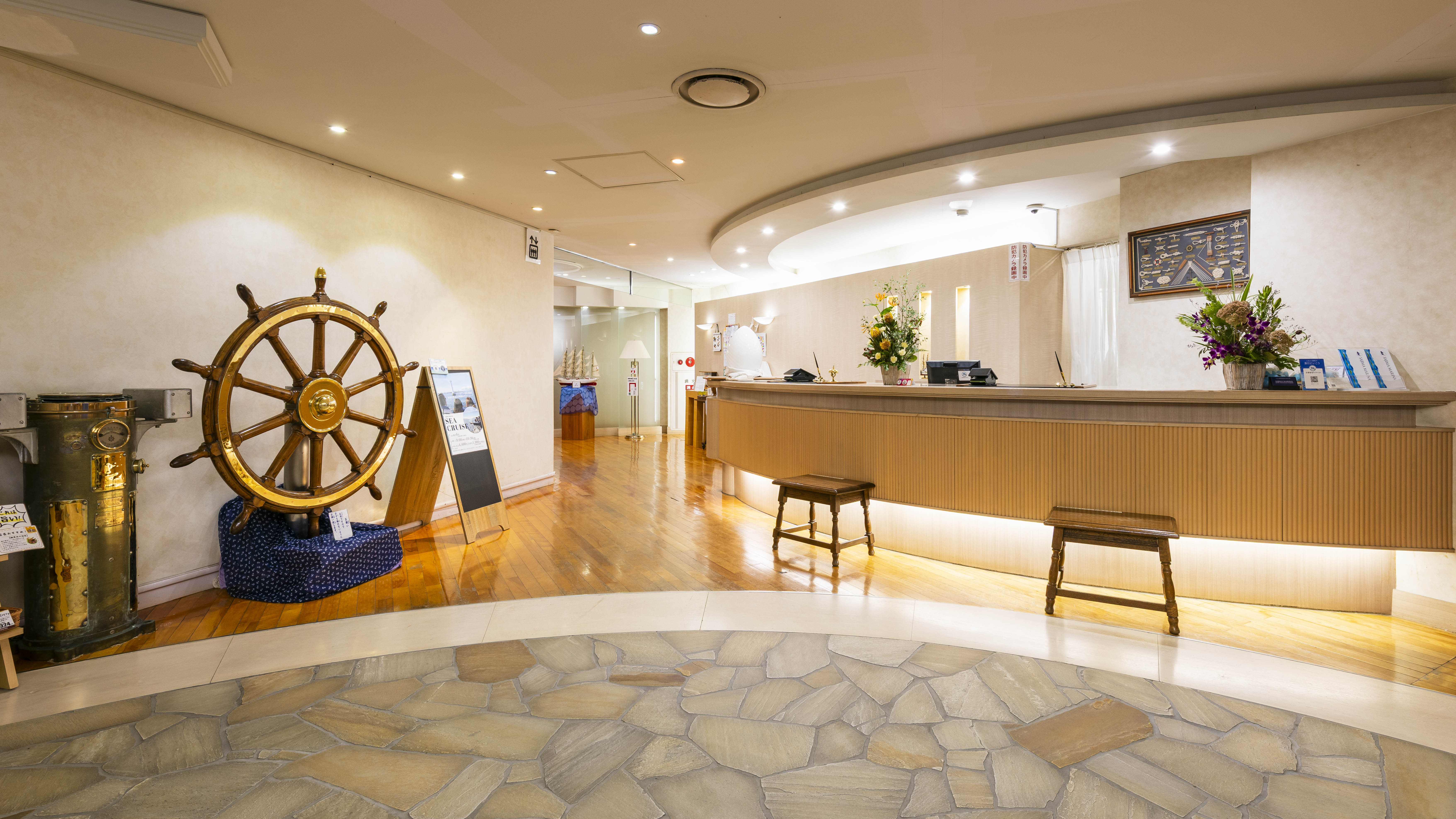 【ホテルフロント】記念写真の撮影や近隣観光のお手伝いもお気軽にお声掛けください。