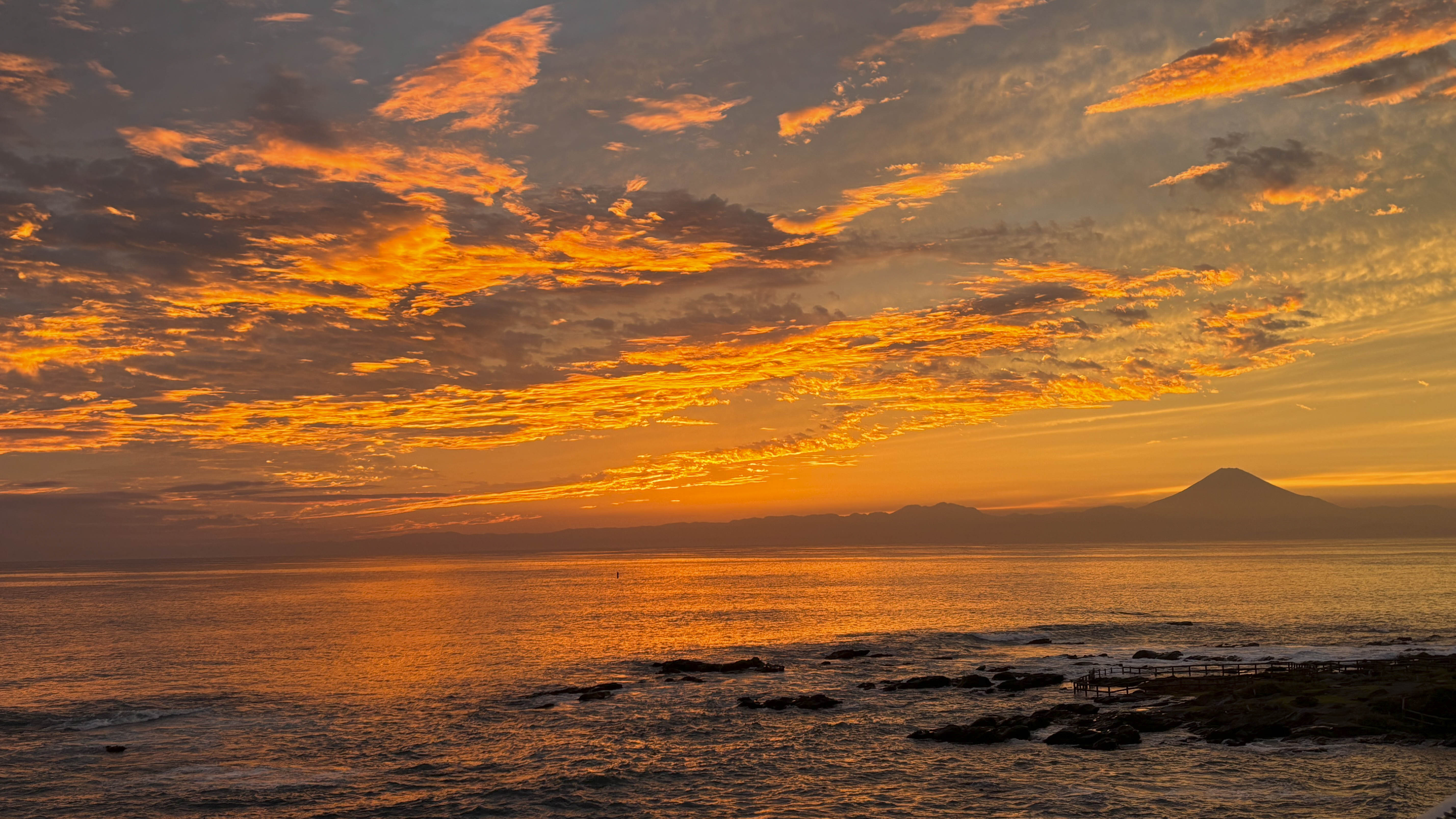 お部屋から見える夕陽と富士山。横須賀市佐島は相模湾に面した景観が自慢のエリアです。