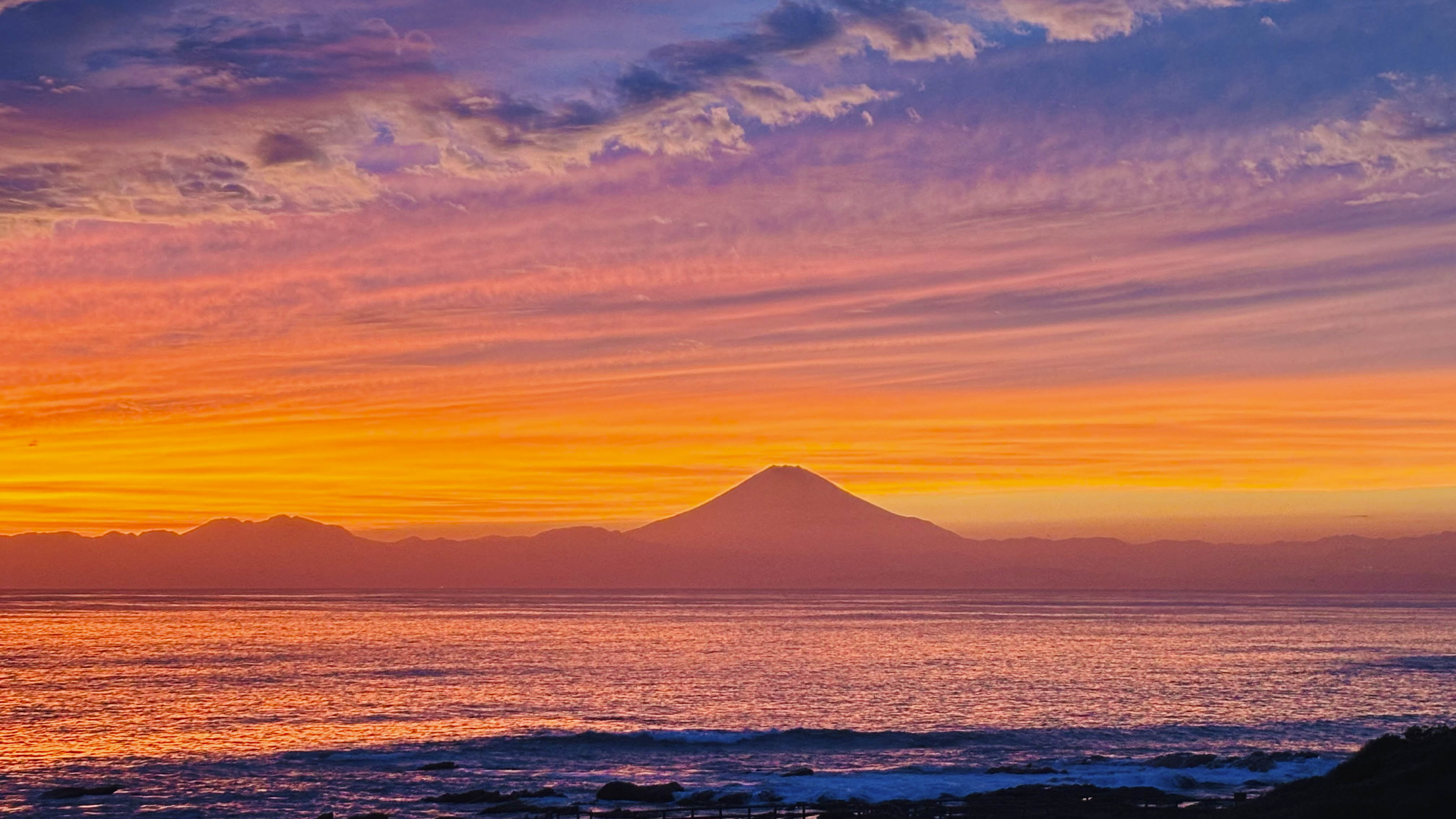 佐島マリーナホテルからの夕景。相模湾に映える夕焼けが美しい、1日でいちばん心和む時間です。