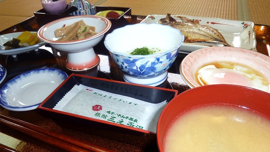 ・朝食一例：旅館ならではの和朝食。栄養バランスのよい内容です