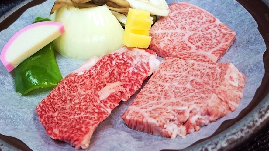 ・夕食一例：仙台牛の陶板焼き。肉の旨味が口いっぱいに広がります