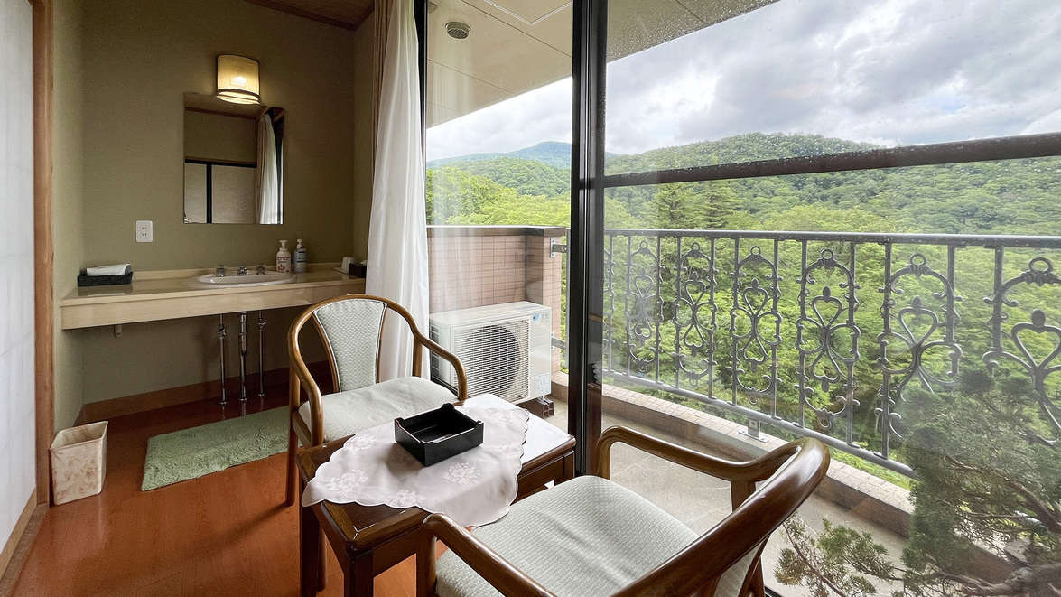 #おまかせ和室　お部屋によっては、広縁から美しい山並みをご覧いただけます。