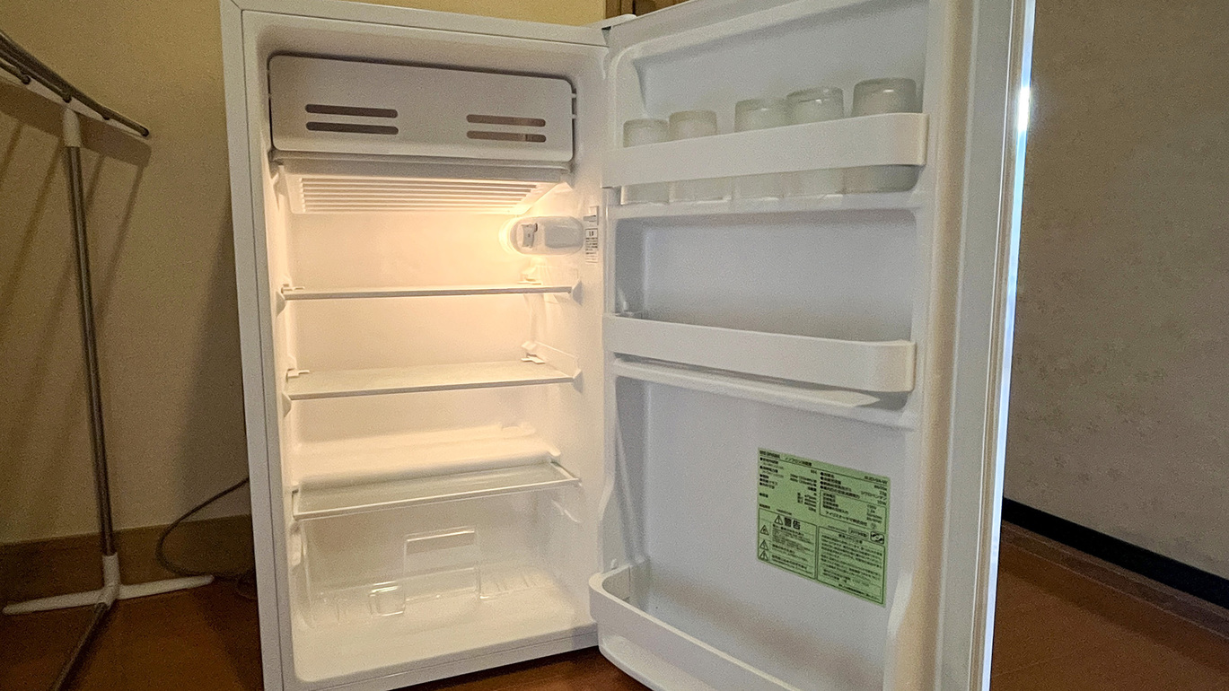 #お部屋には冷蔵庫をご用意しておりますので、ご自由にご利用ください。