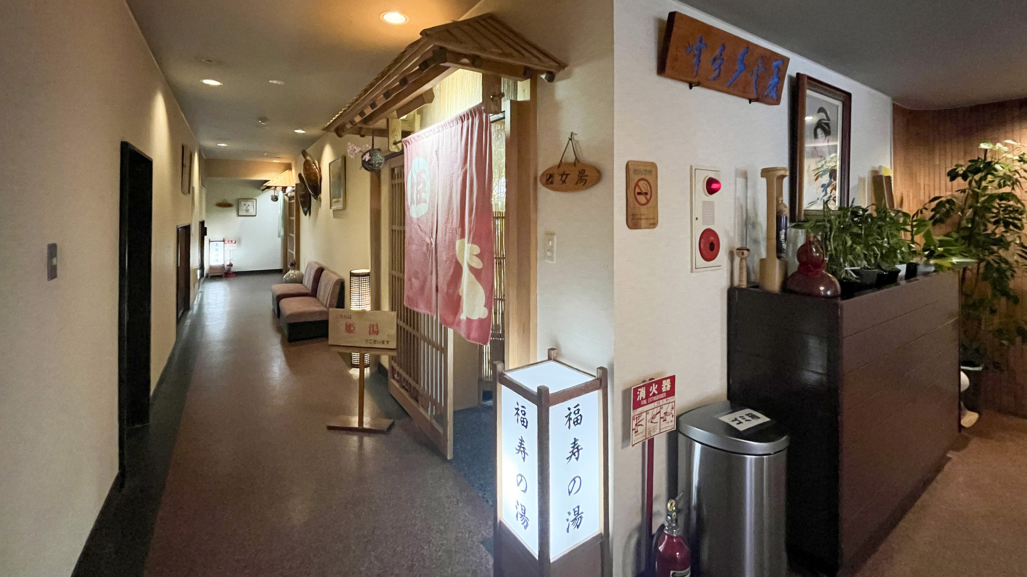 #館内　照明にほのかに照らされた廊下を進み、大浴場へ。