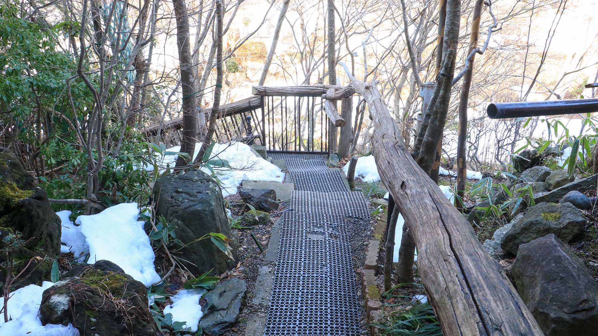 #美麗の湯ー露天　かじかの湯への歩道からは四季折々の景色が見られます。