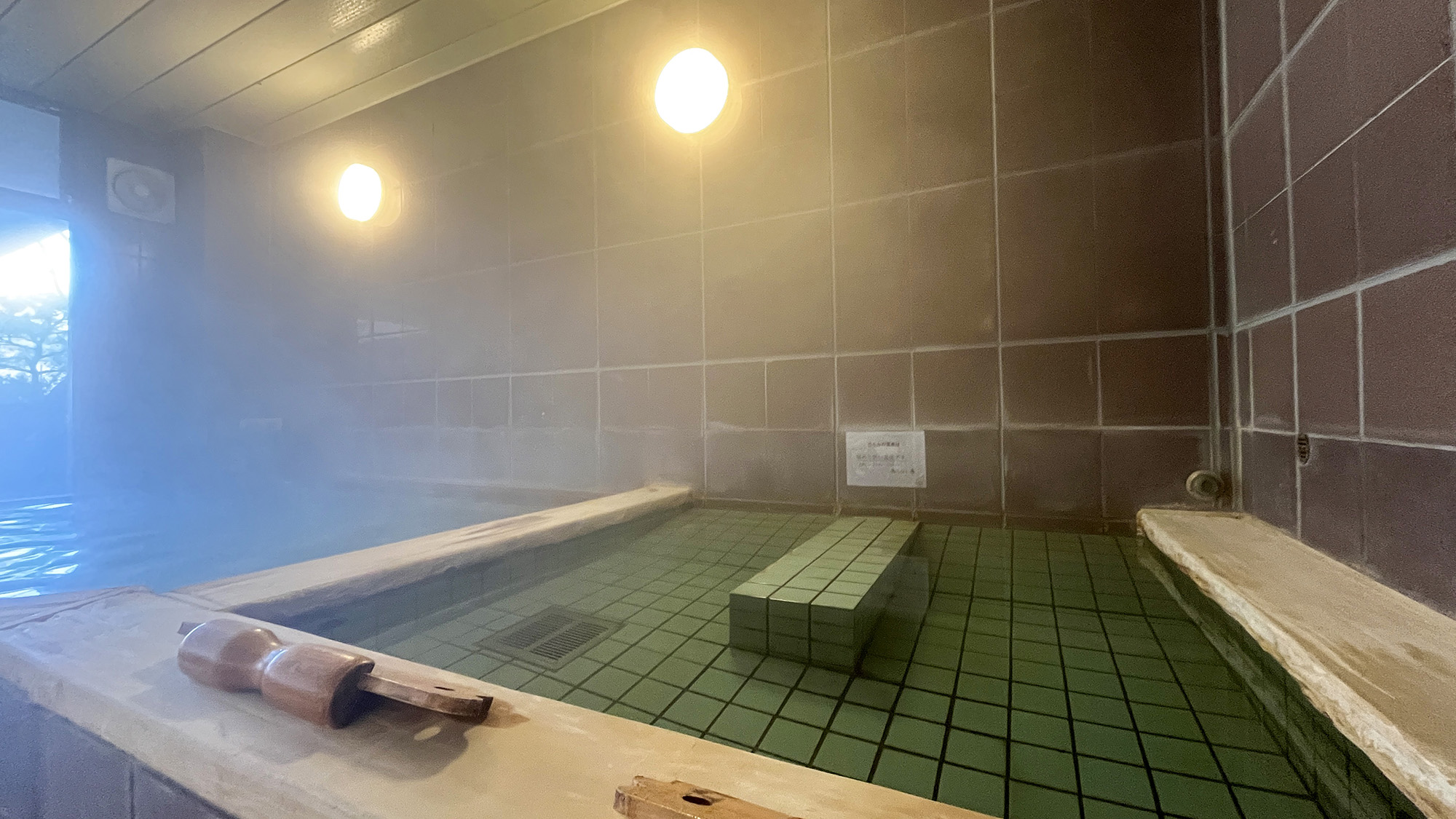 #美麗の湯　やさしく包まれる内湯と、のびのびくつろげる寝転び湯。