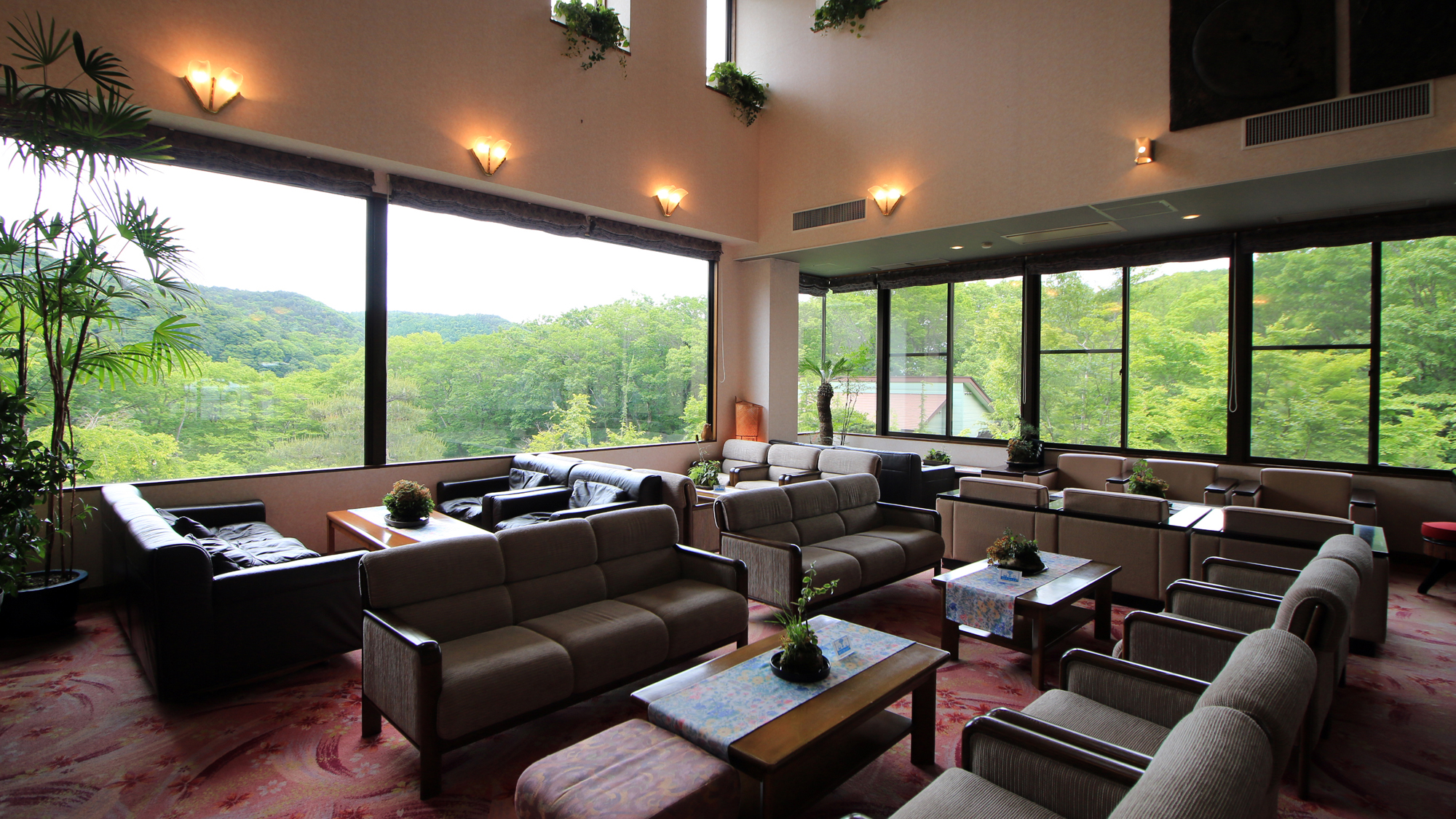 #大きな窓から四季折々の自然を望む、開放感あふれる館内ロビー。
