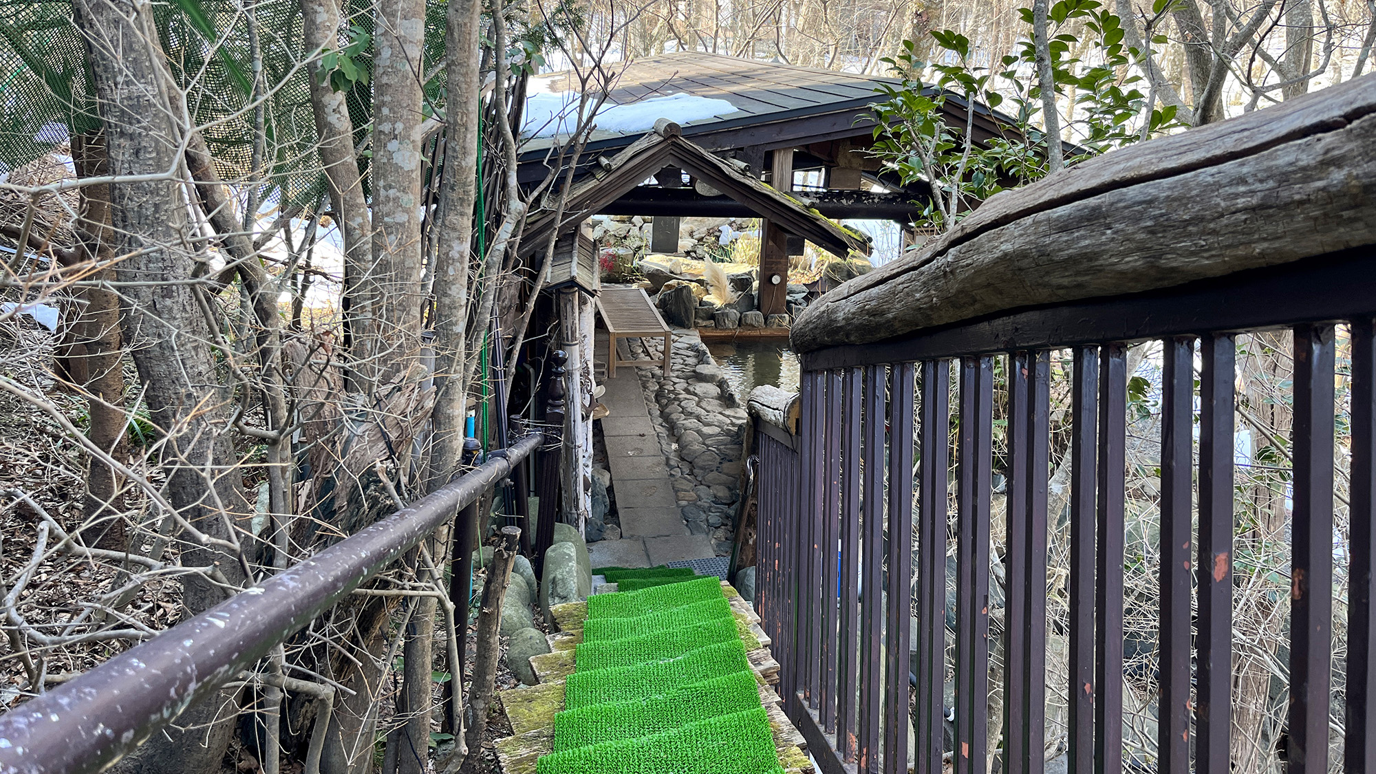 #かじかの湯　日常からそっと離れる、温泉への歩道。