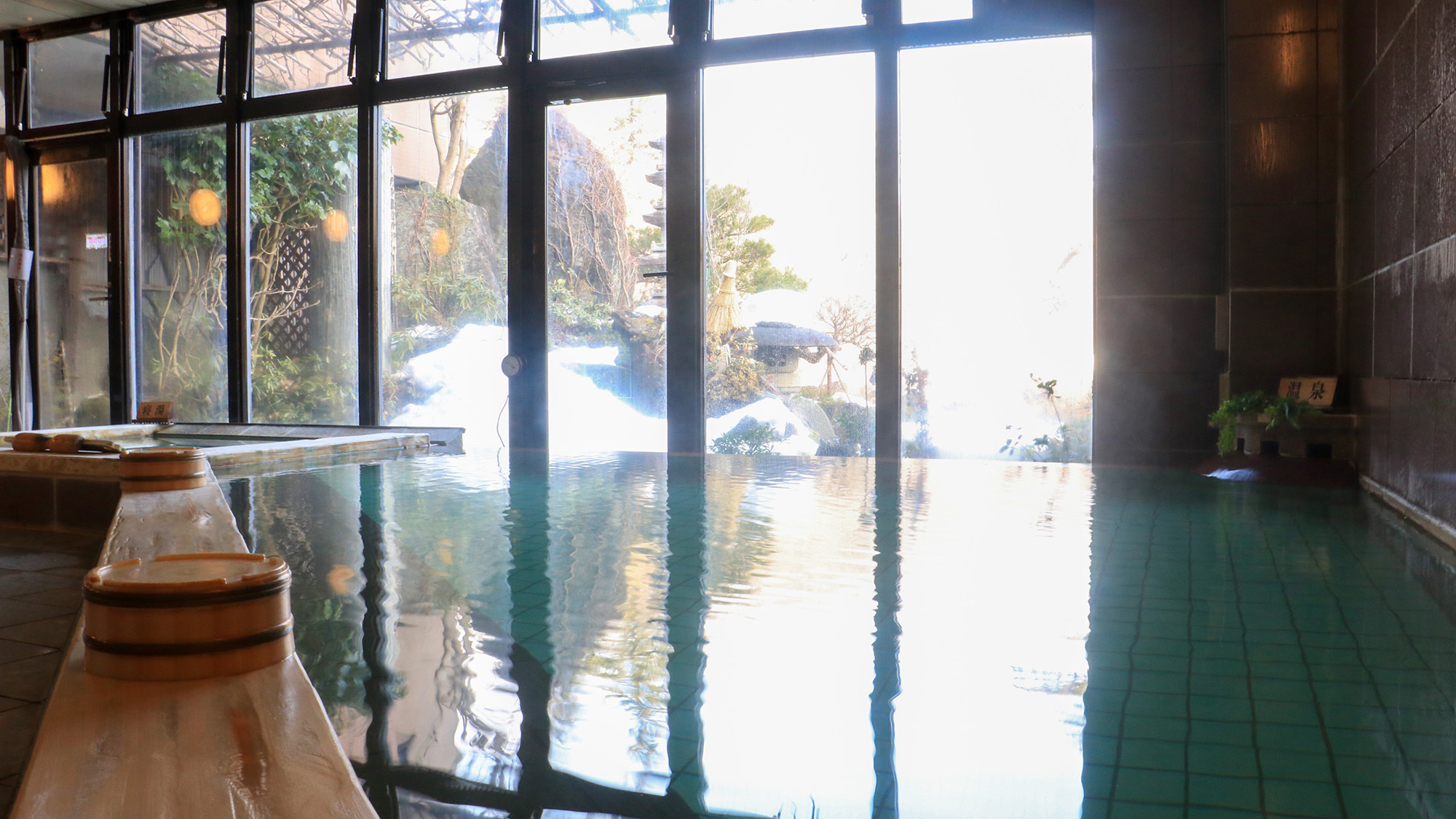 #福寿の湯　やさしい湯ざわりのかけ流し、雪見風呂で心までほどける。