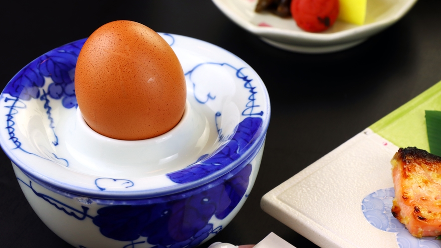 #【朝食】当館自慢の温泉卵。こだわりの飼料を使い育てた黒鶏の卵は深いコクと自然な甘みが広がる逸品です
