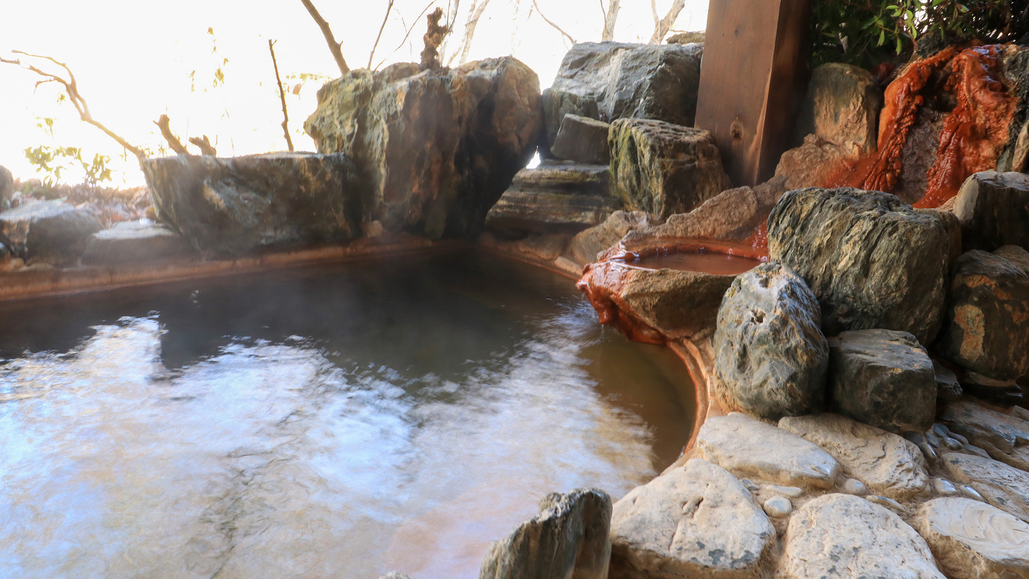 #かじかの湯　湯口から広がるやわらかな湯けむり。