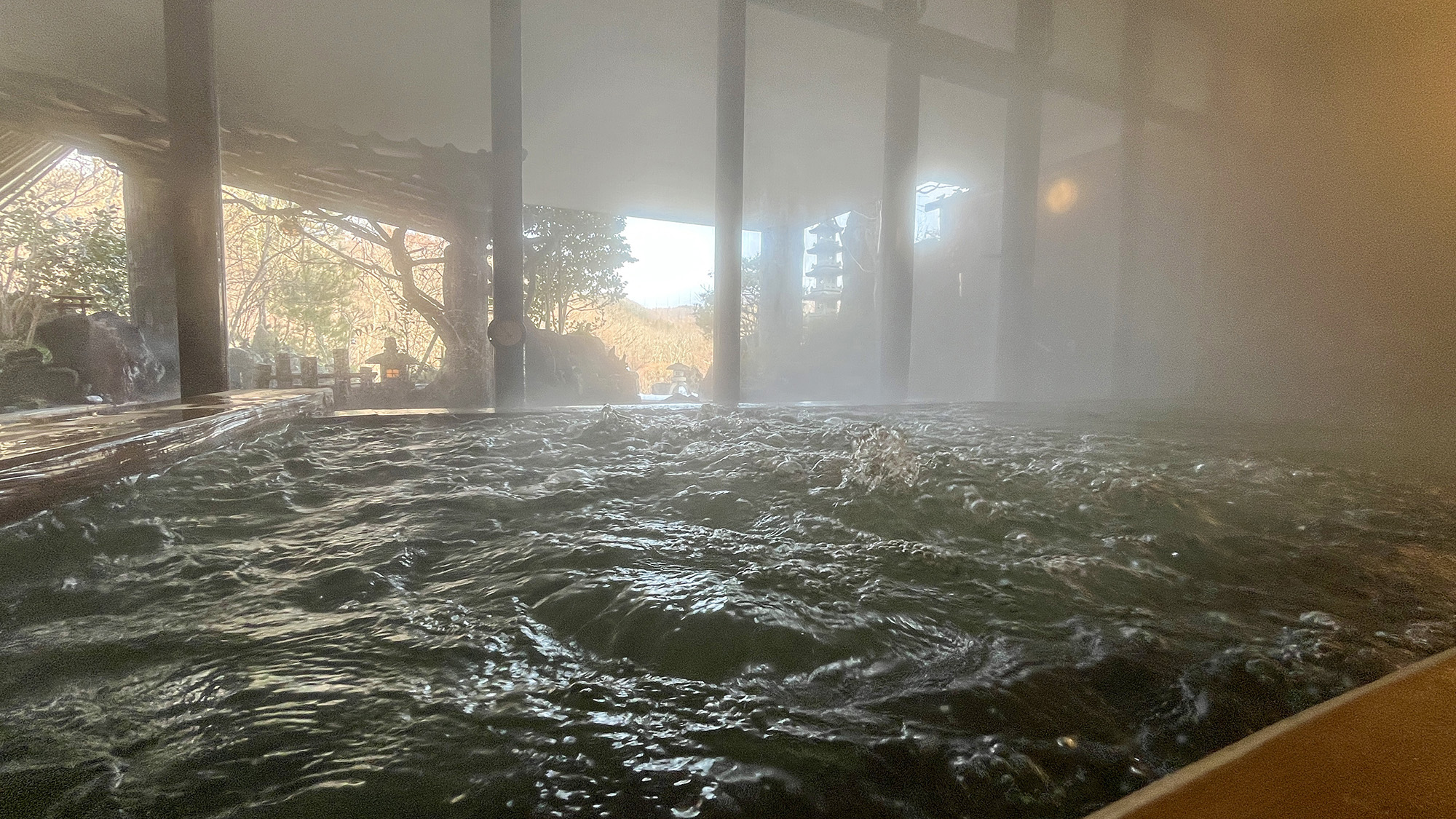 #美麗の湯　やさしい湯気に包まれる内風呂。ぶくぶく弾けるジャグジー温泉で至福の時間。