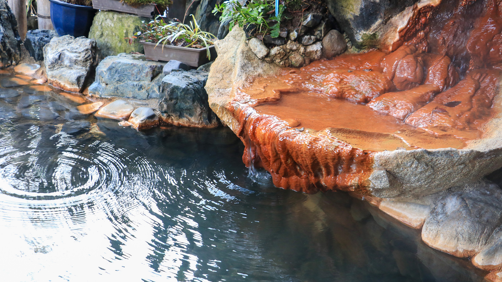 #福寿の湯ー露天　湯口からあふれる、源泉のぬくもり。