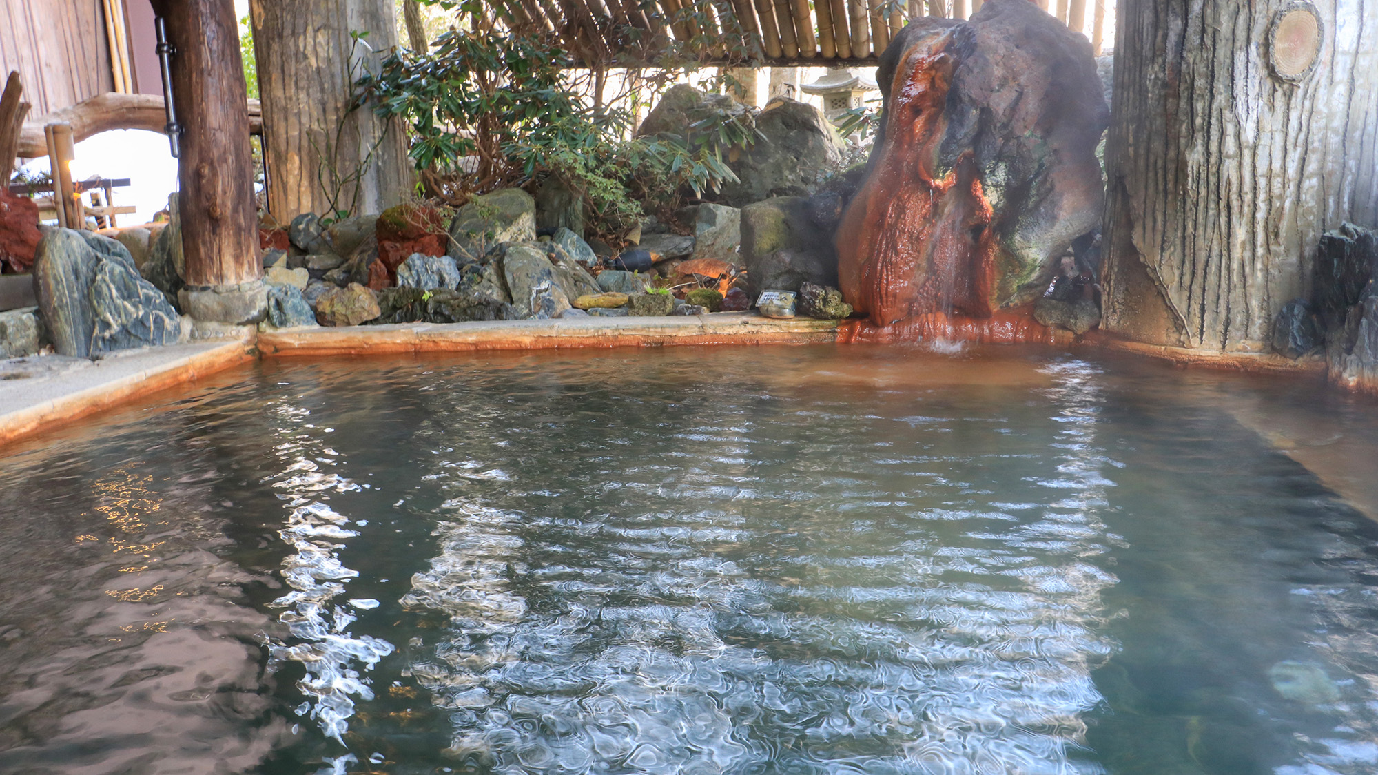 #美麗の湯ー露天　湯けむりに包まれる露天の贅沢時間。