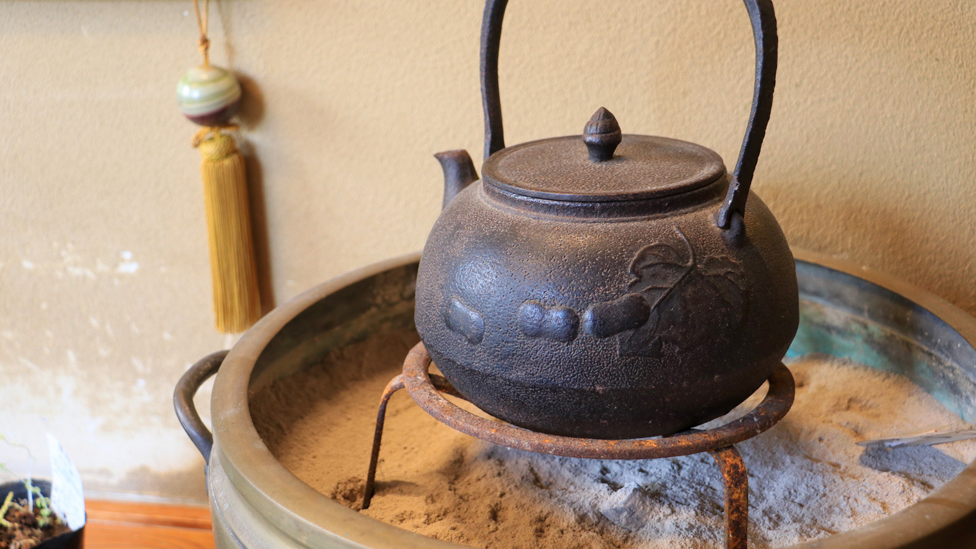 #館内　懐かしさを感じる小さな囲炉裏。