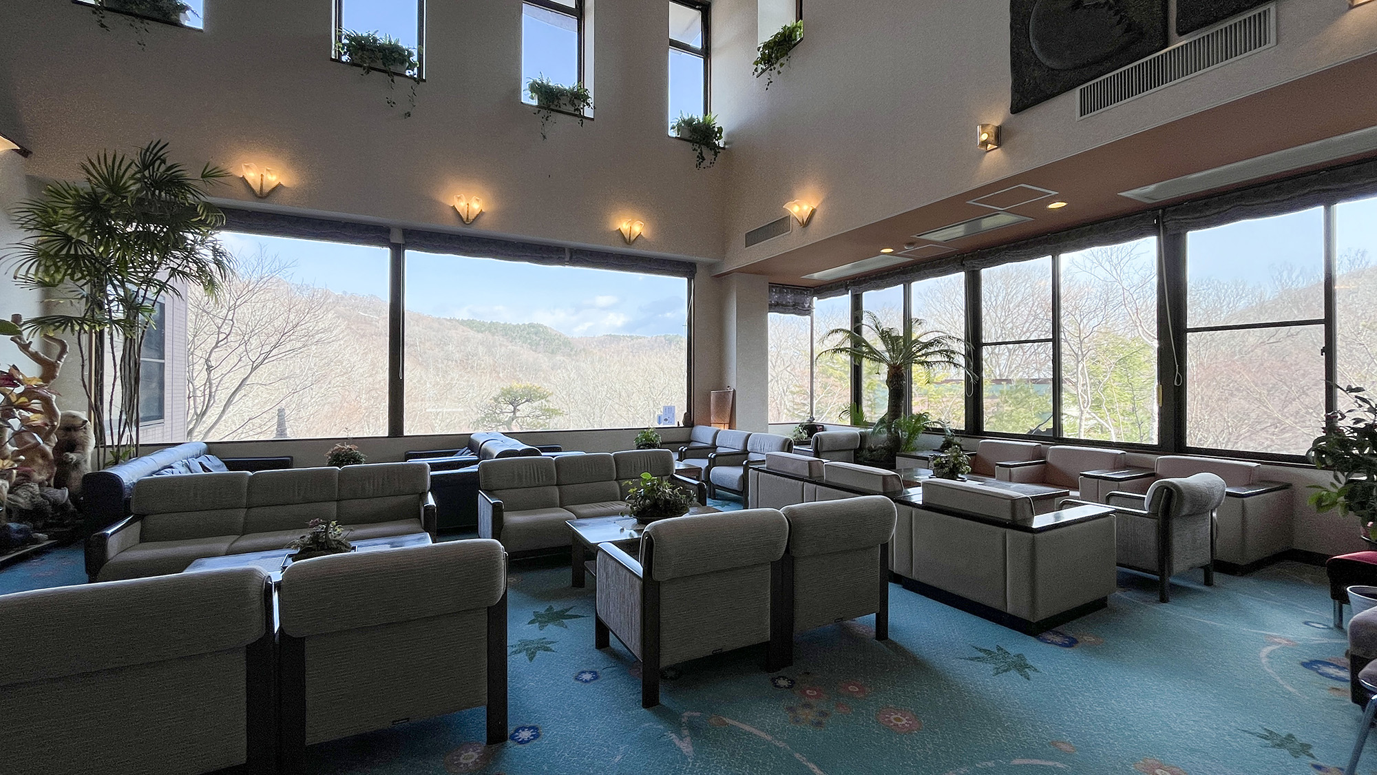 #ロビー　大きな窓に映る季節ごとの景色。